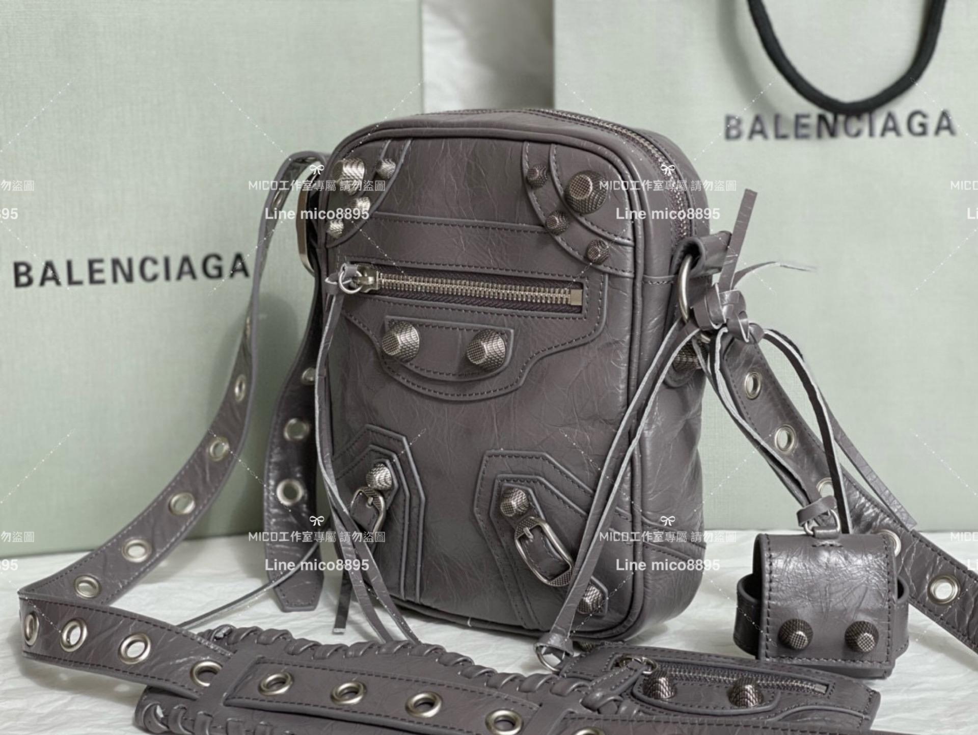 Balenciaga 男女同款 油蠟灰色 卯釘元素手機包 機車包 斜挎｜單肩包 個性街頭潮流風格 21*17cm