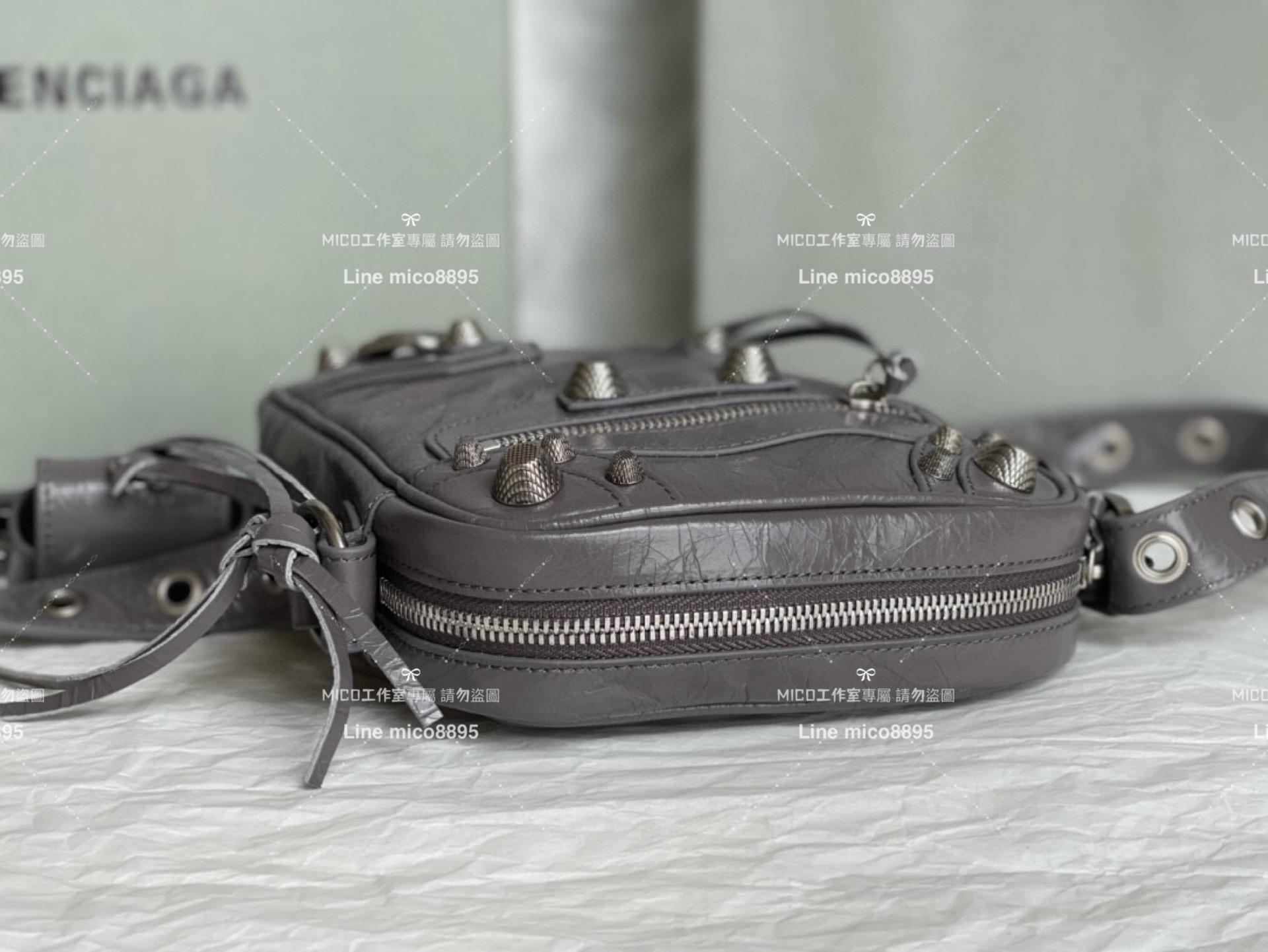 Balenciaga 男女同款 油蠟灰色 卯釘元素手機包 機車包 斜挎｜單肩包 個性街頭潮流風格 21*17cm