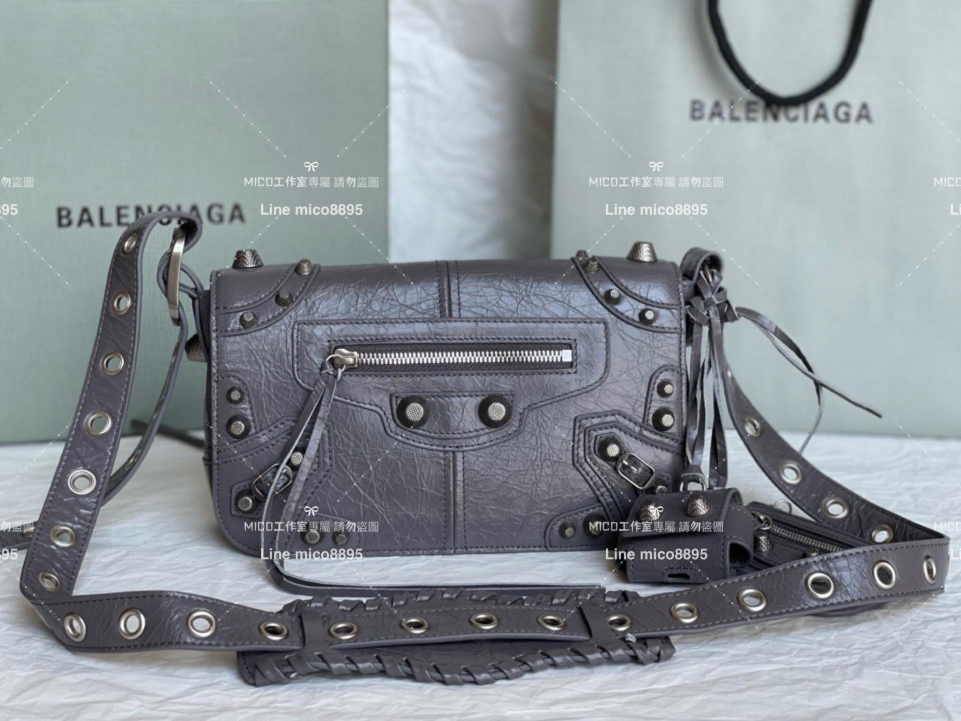 Balenciaga 巴黎世家 灰色 橫款相機機車包 男女同款 24cm 油蠟牛皮革材質