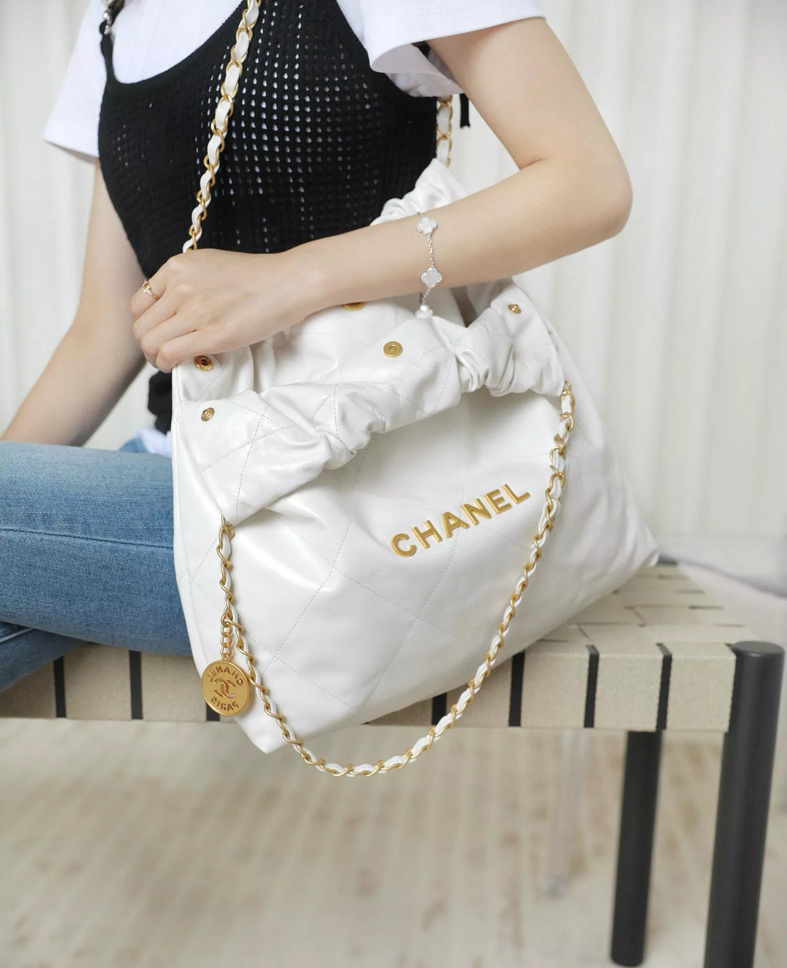 CHANEL 香奈兒 中號 白色/金釦 22Bag 22包 購物袋