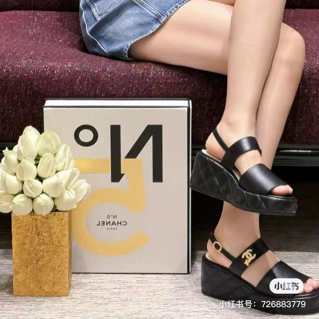 CHANEL 小香 黑色羊皮鞋面 復古坡跟一片式楔形涼鞋 7cm  35-40