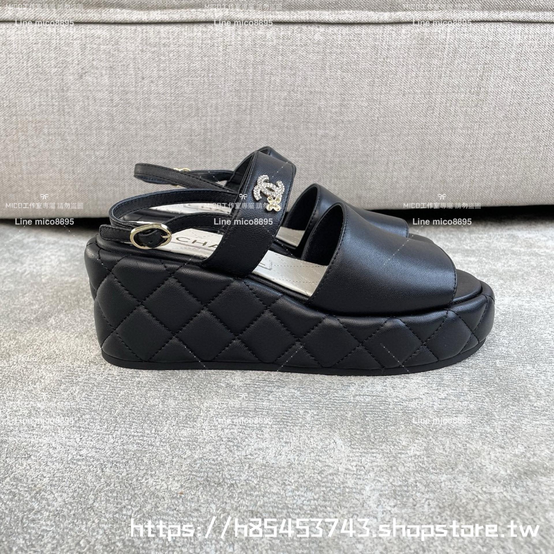 CHANEL 小香 黑色羊皮鞋面 復古坡跟一片式楔形涼鞋 7cm  35-40