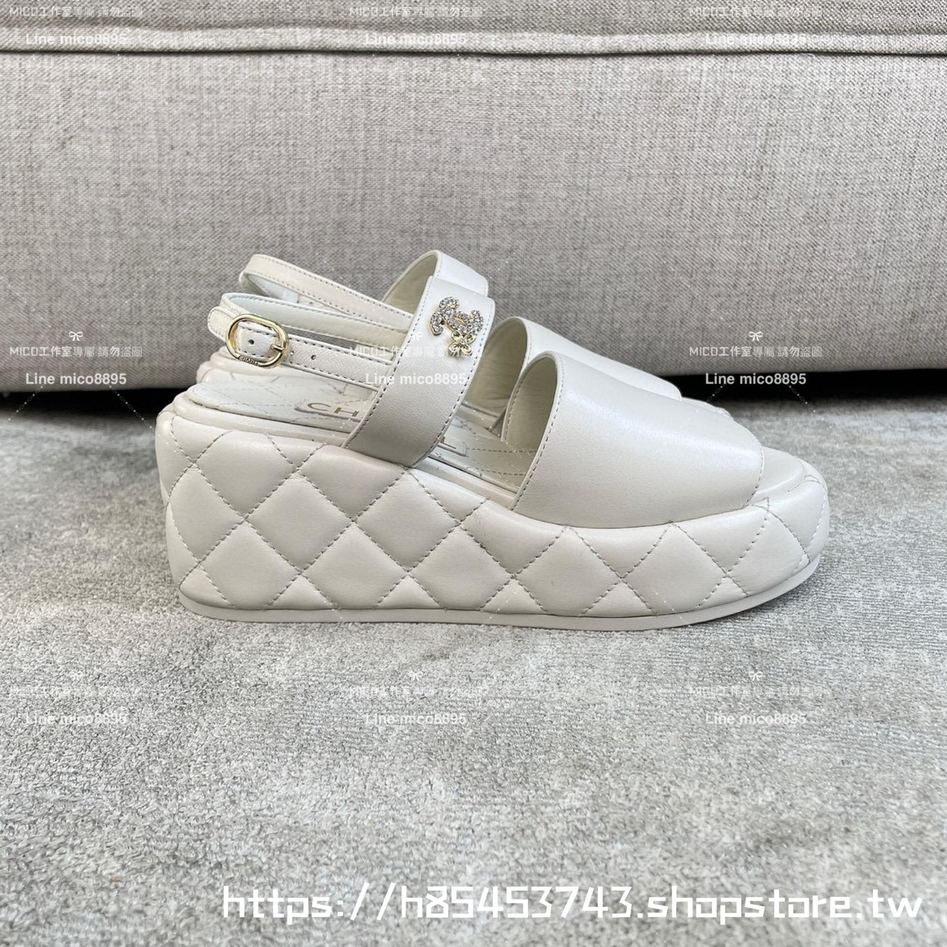 CHANEL 小香 白色羊皮鞋面 復古坡跟一片式楔形涼鞋 7cm  35-40