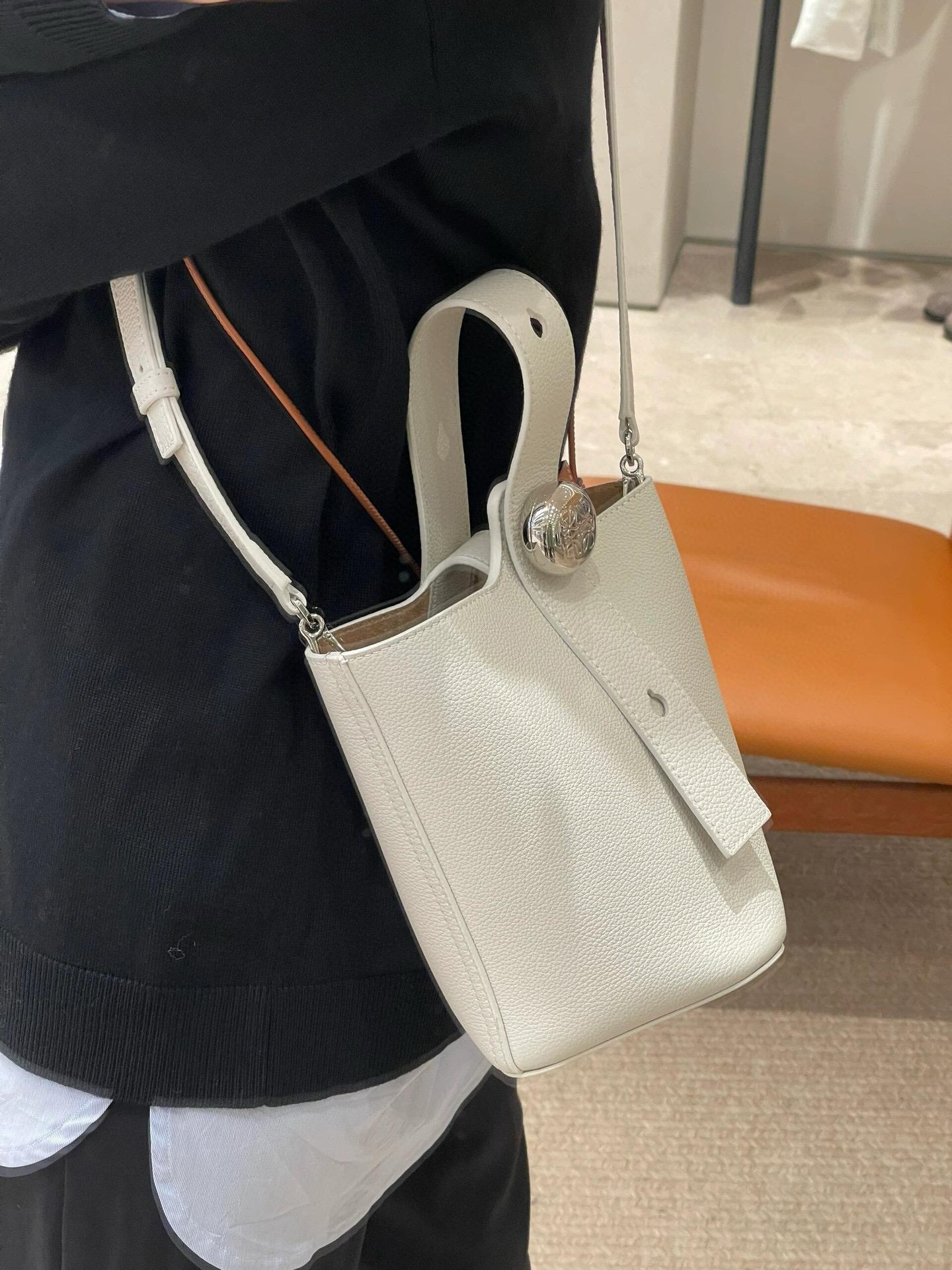 Loewe 柔軟粒面牛皮革 Pebble Bucket 水桶手袋 20cm