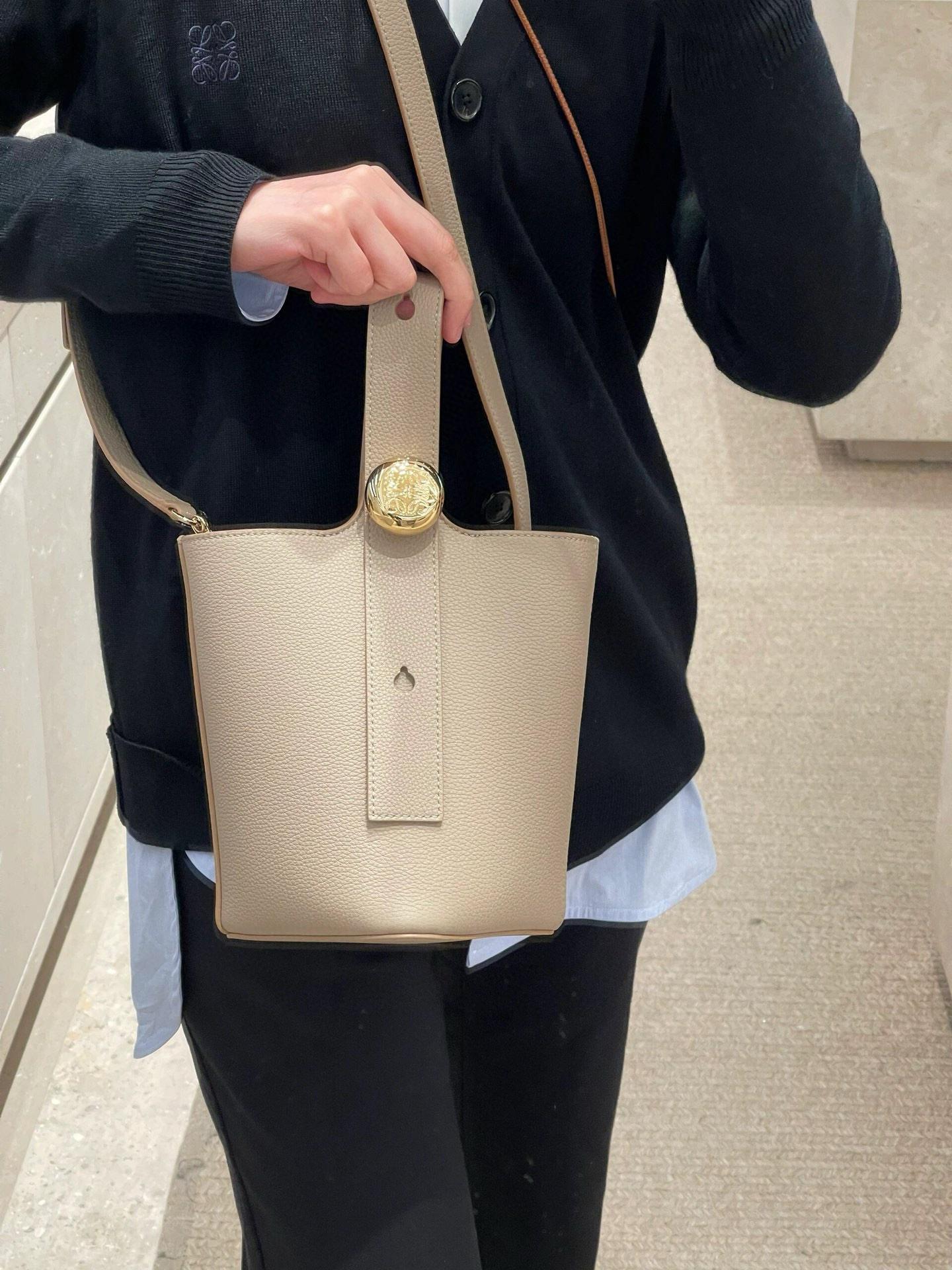 Loewe 柔軟粒面牛皮革 沙色 Pebble Bucket 水桶手袋 20cm (甜甜圈鏈條配飾另購）