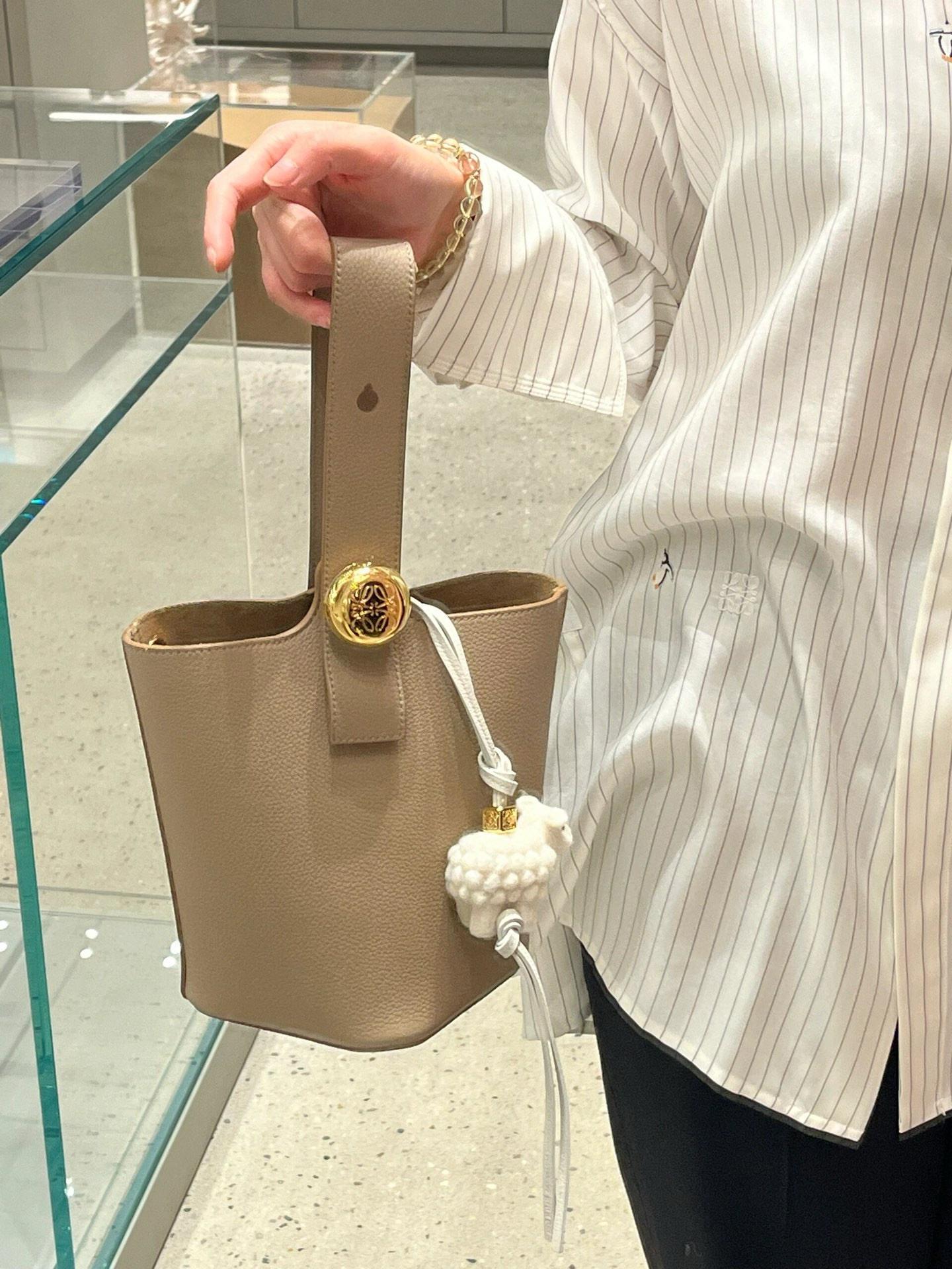 Loewe 柔軟粒面牛皮革 沙色 Pebble Bucket 水桶手袋 20cm (甜甜圈鏈條配飾另購）