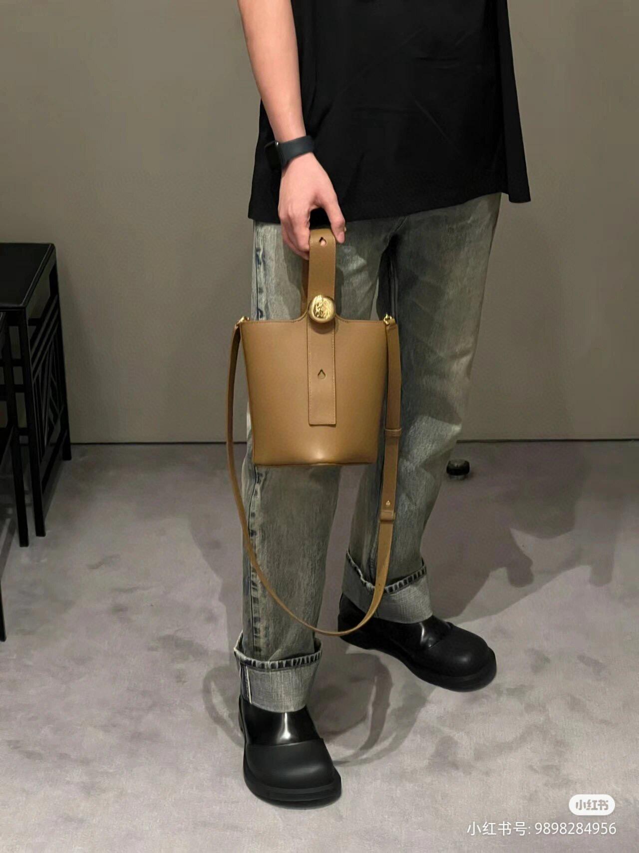 Loewe 柔軟粒面牛皮革 橡木棕 Pebble Bucket 水桶手袋 20cm (甜甜圈鏈條配飾另購）