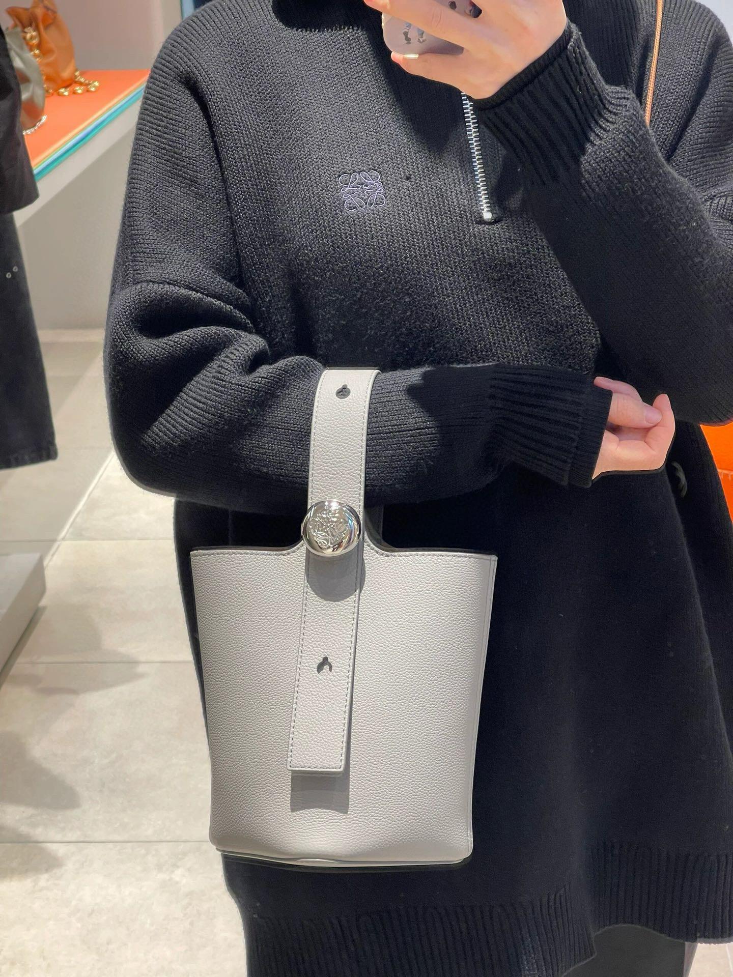 Loewe 柔軟粒面牛皮革 瀝青灰 Pebble Bucket 水桶手袋 20cm (甜甜圈鏈條配飾另購）