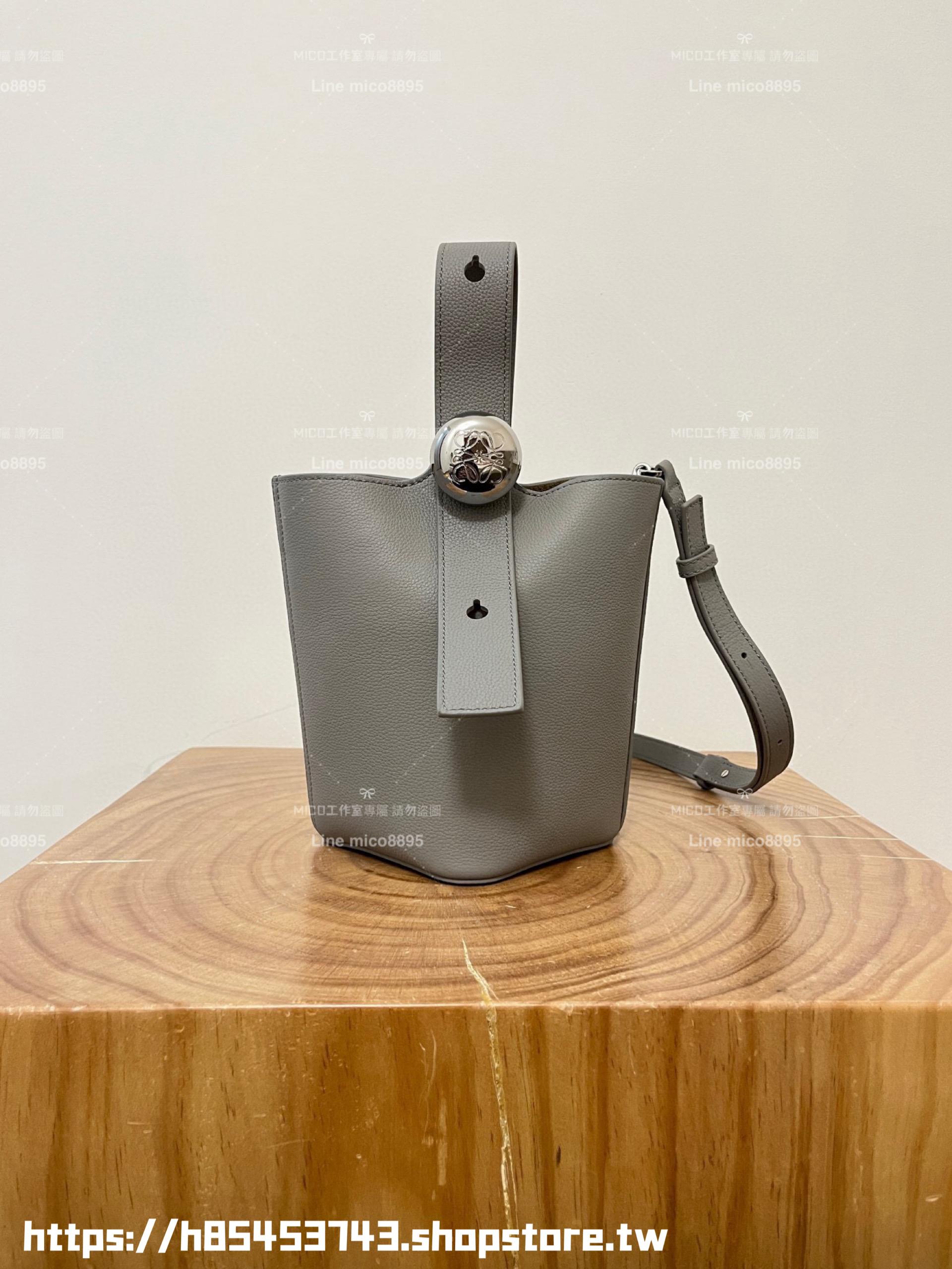 Loewe 柔軟粒面牛皮革 瀝青灰 Pebble Bucket 水桶手袋 20cm (甜甜圈鏈條配飾另購）