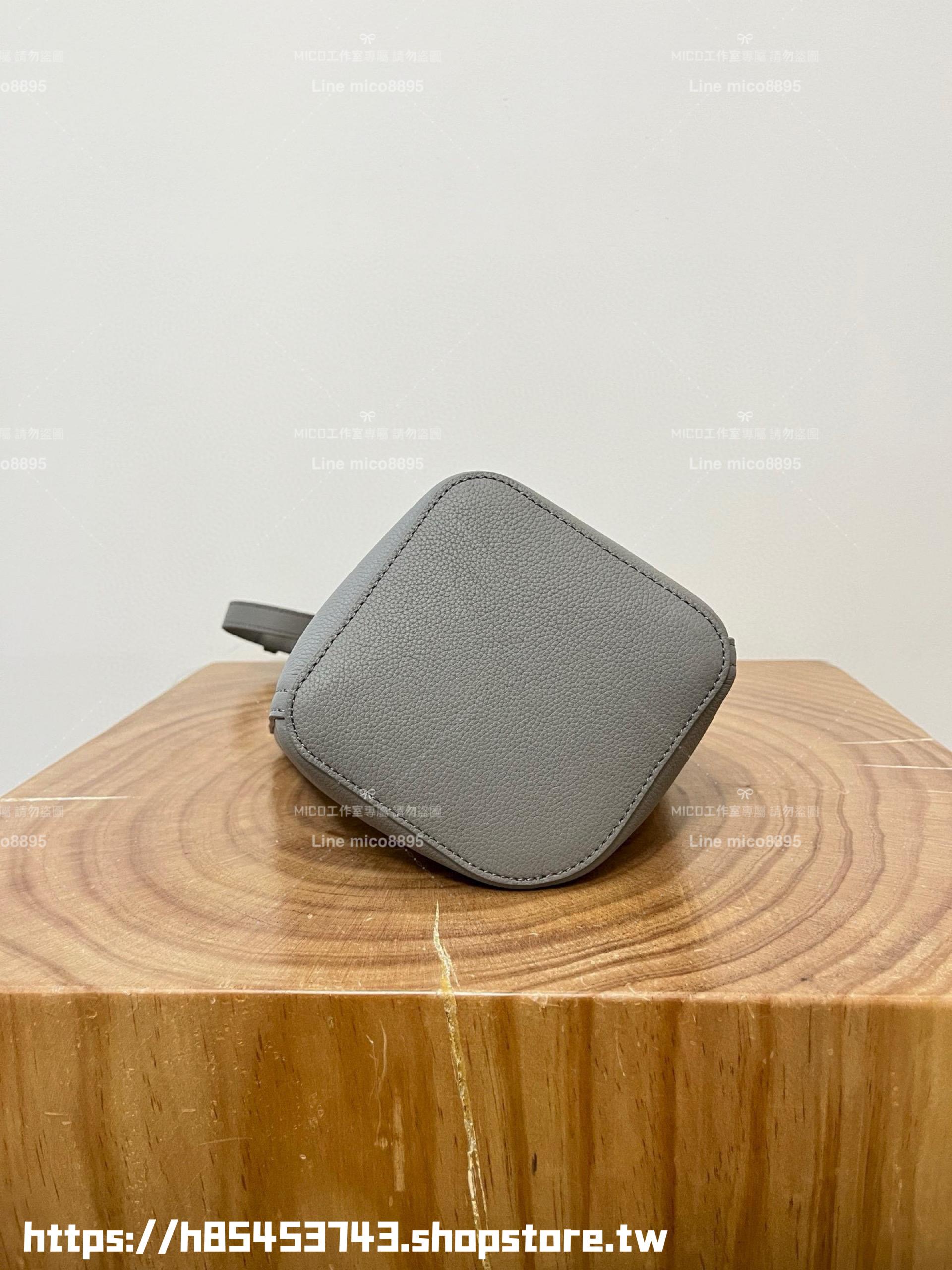 Loewe 柔軟粒面牛皮革 瀝青灰 Pebble Bucket 水桶手袋 20cm (甜甜圈鏈條配飾另購）