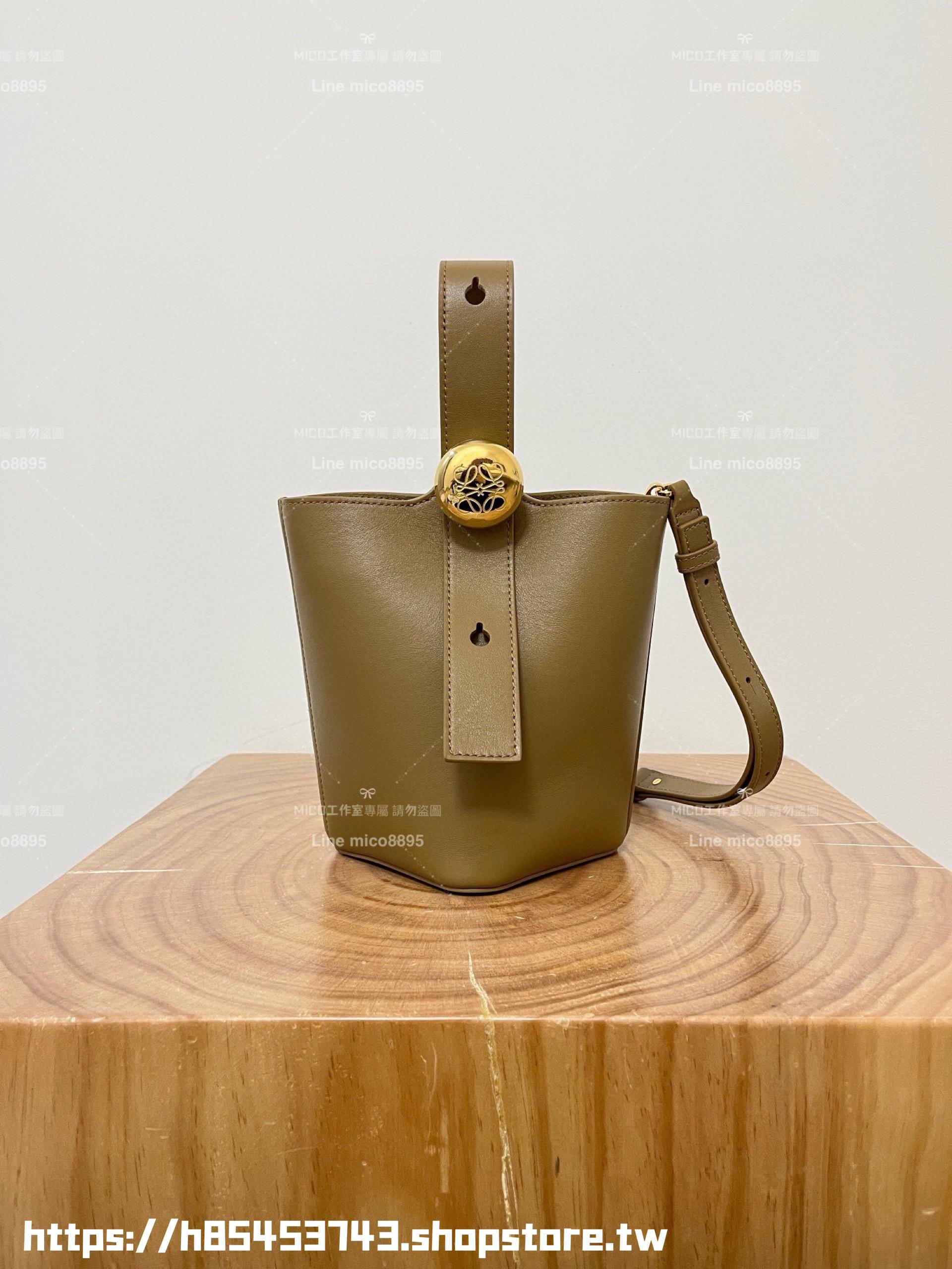 Loewe 柔軟粒面牛皮革 橡木棕 Pebble Bucket 水桶手袋 20cm (甜甜圈鏈條配飾另購）