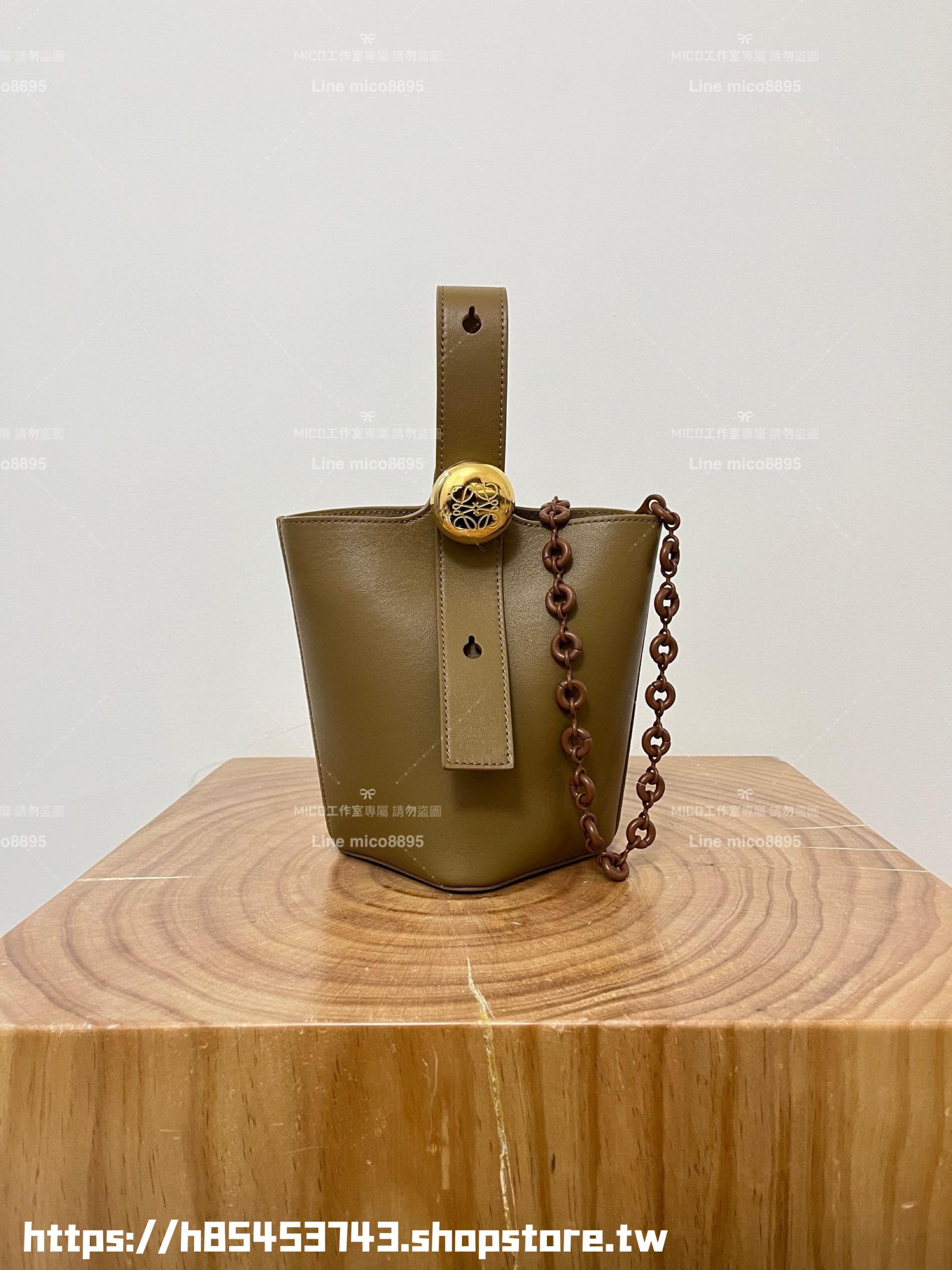 Loewe 柔軟粒面牛皮革 橡木棕 Pebble Bucket 水桶手袋 20cm (甜甜圈鏈條配飾另購）