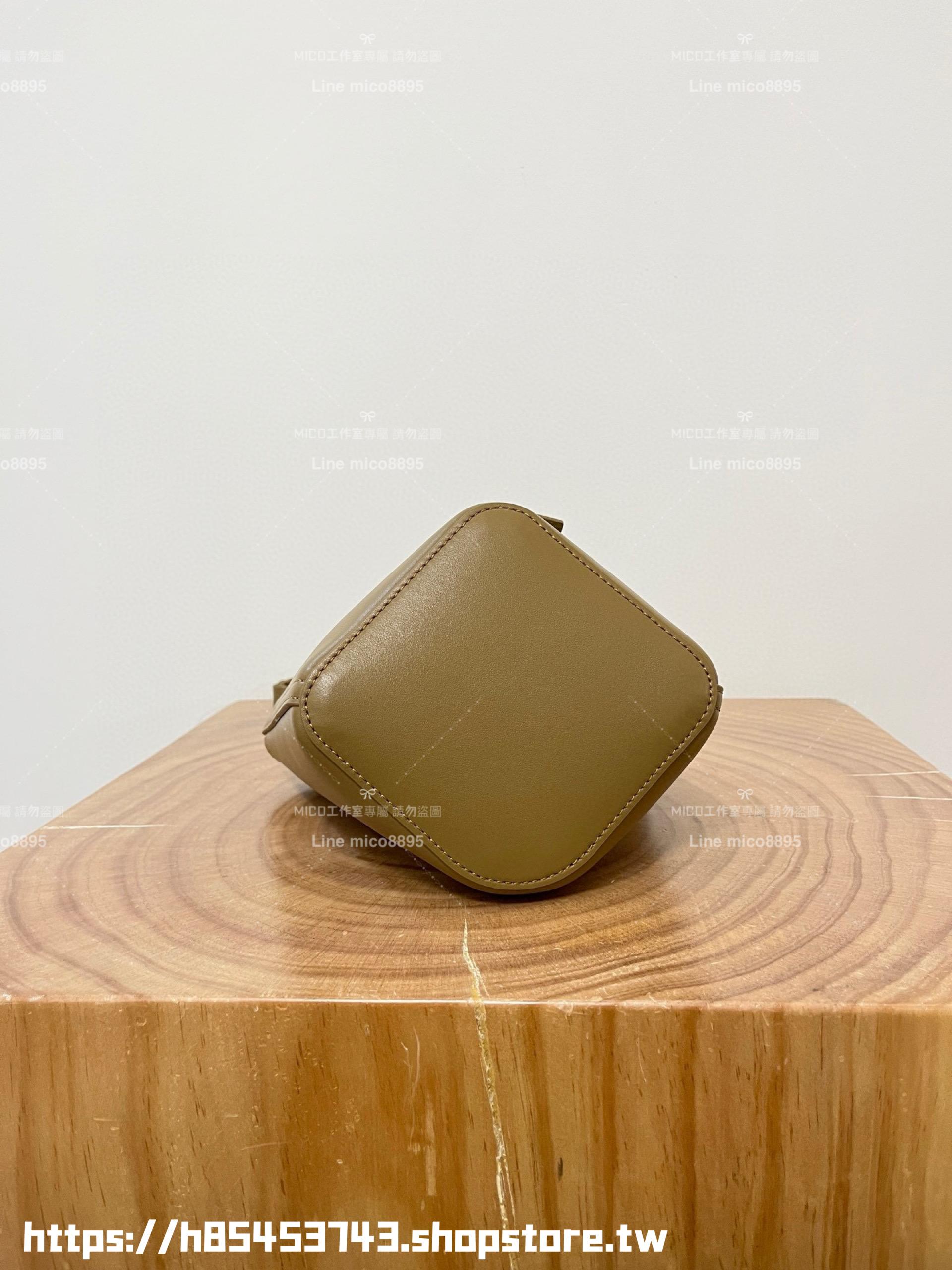 Loewe 柔軟粒面牛皮革 橡木棕 Pebble Bucket 水桶手袋 20cm (甜甜圈鏈條配飾另購）