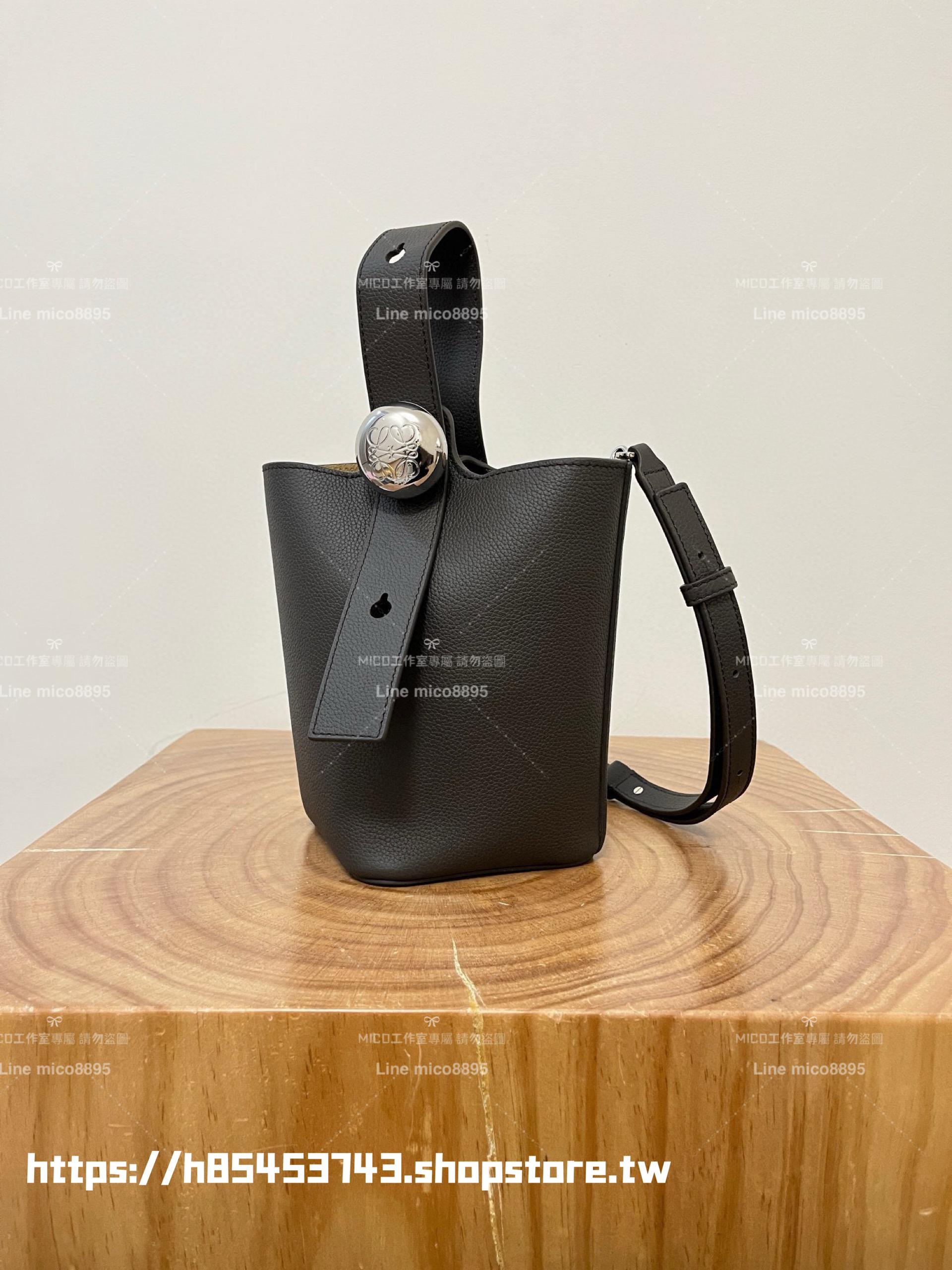 Loewe 柔軟粒面牛皮革 灰咖色 Pebble Bucket 水桶手袋 20cm (甜甜圈鏈條配飾另購）