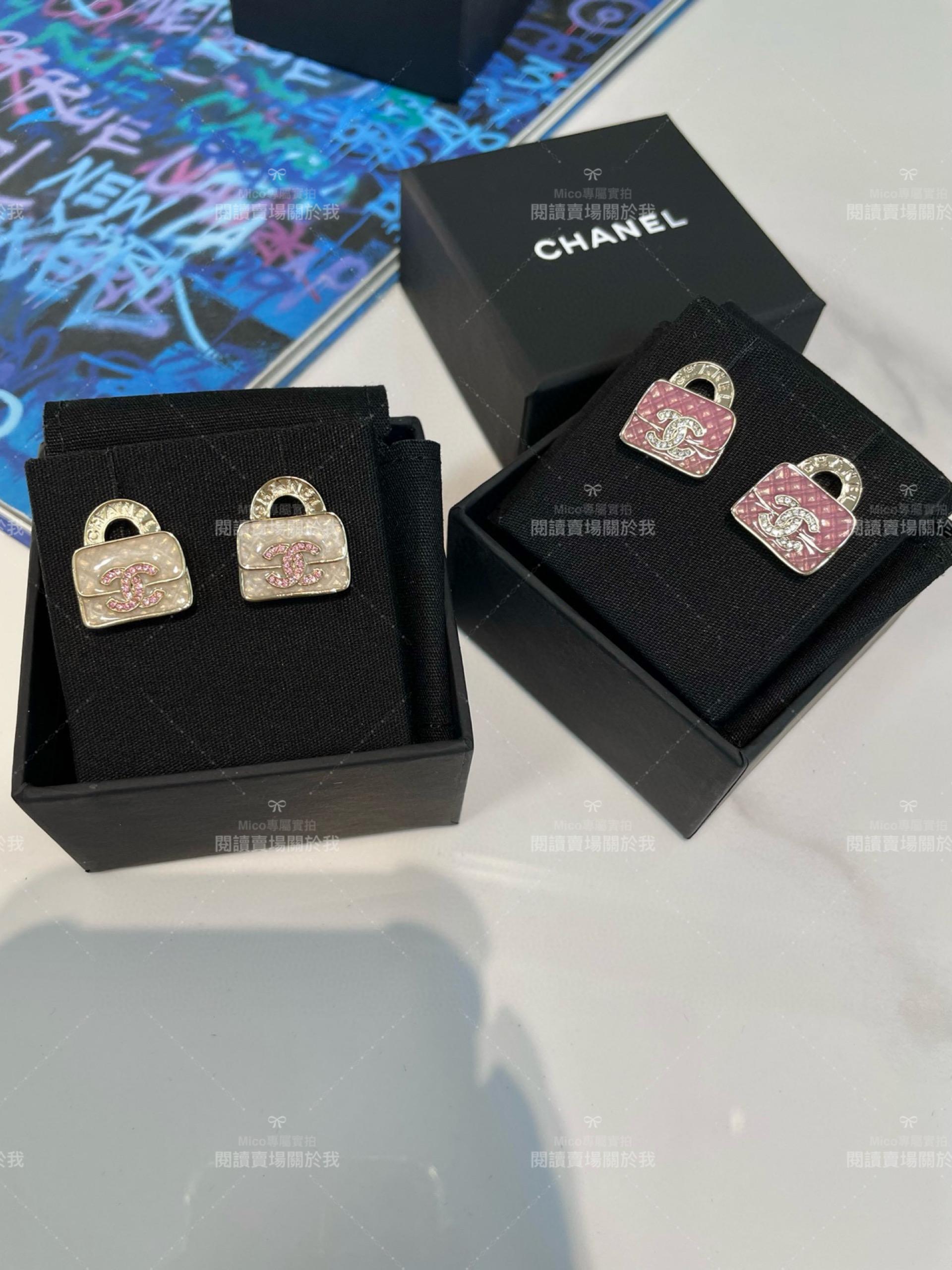 CHANEL 24春夏款 菱格紋路手工雕刻包包耳環/耳釘 （兩色 粉色/白色 下單備註）