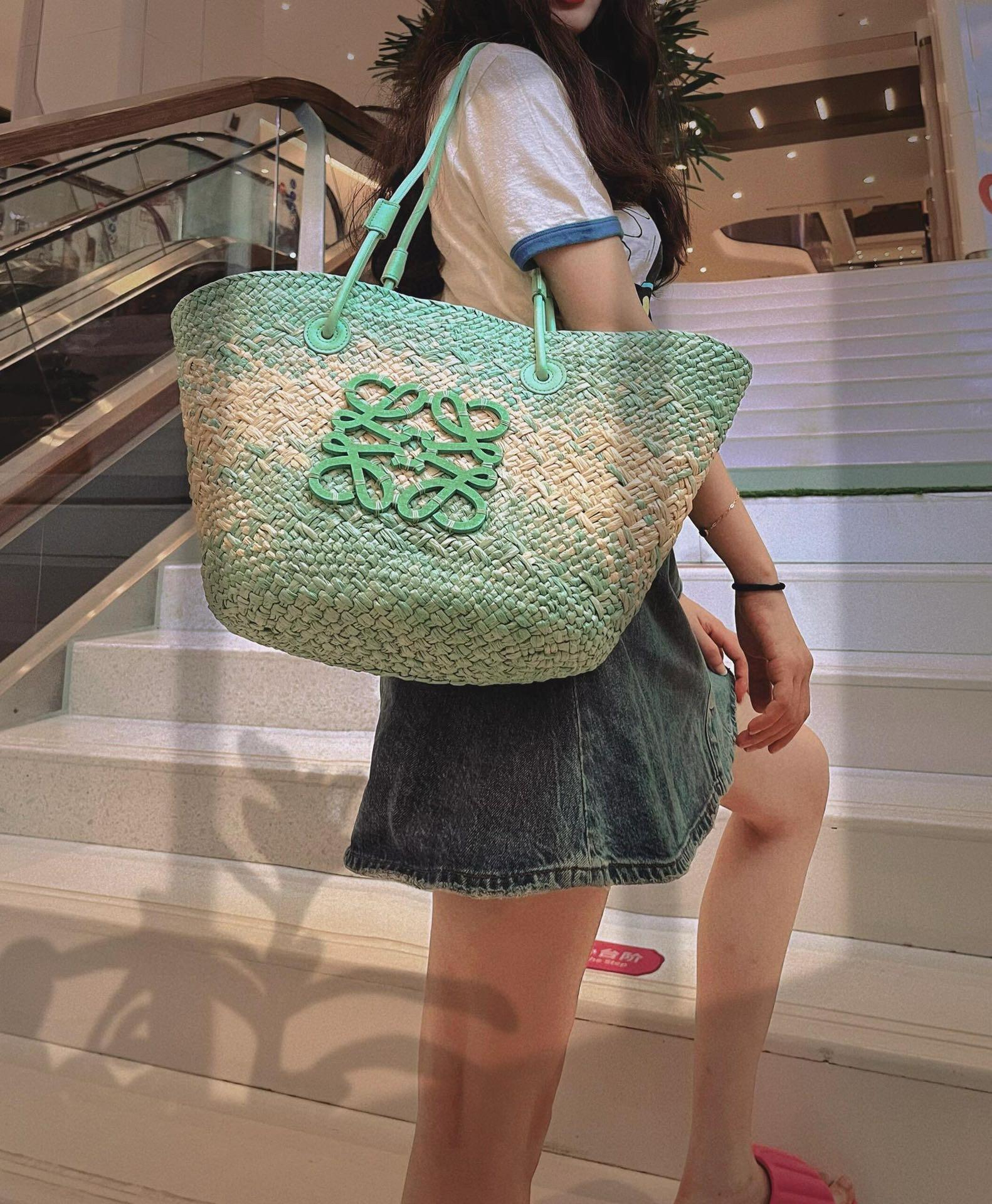 Loewe 草編包大號 藍綠色 大號伊拉卡棕櫚纖維和牛皮革 Anagram basket bag in iraca palm and calfskin手袋 尺寸：46CM～24CM～15CM