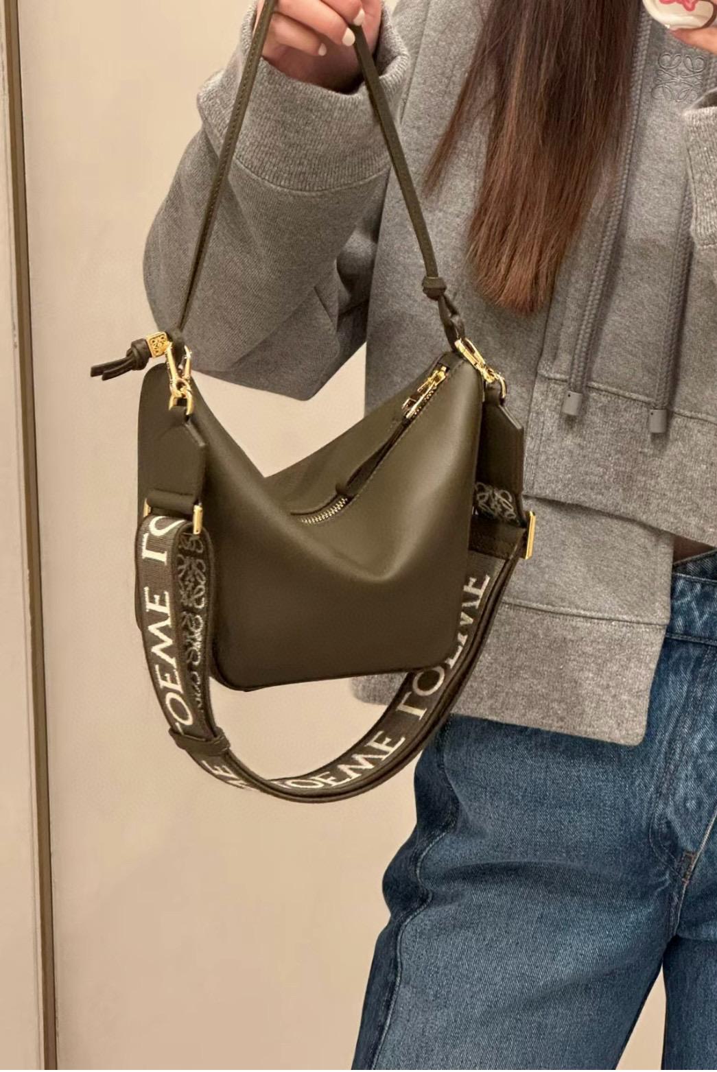 Loewe 橄欖綠 Mini Hammock Hobo bag 小牛皮 可調節長短 可斜跨肩背 28cm （寬肩帶/吊飾另配）