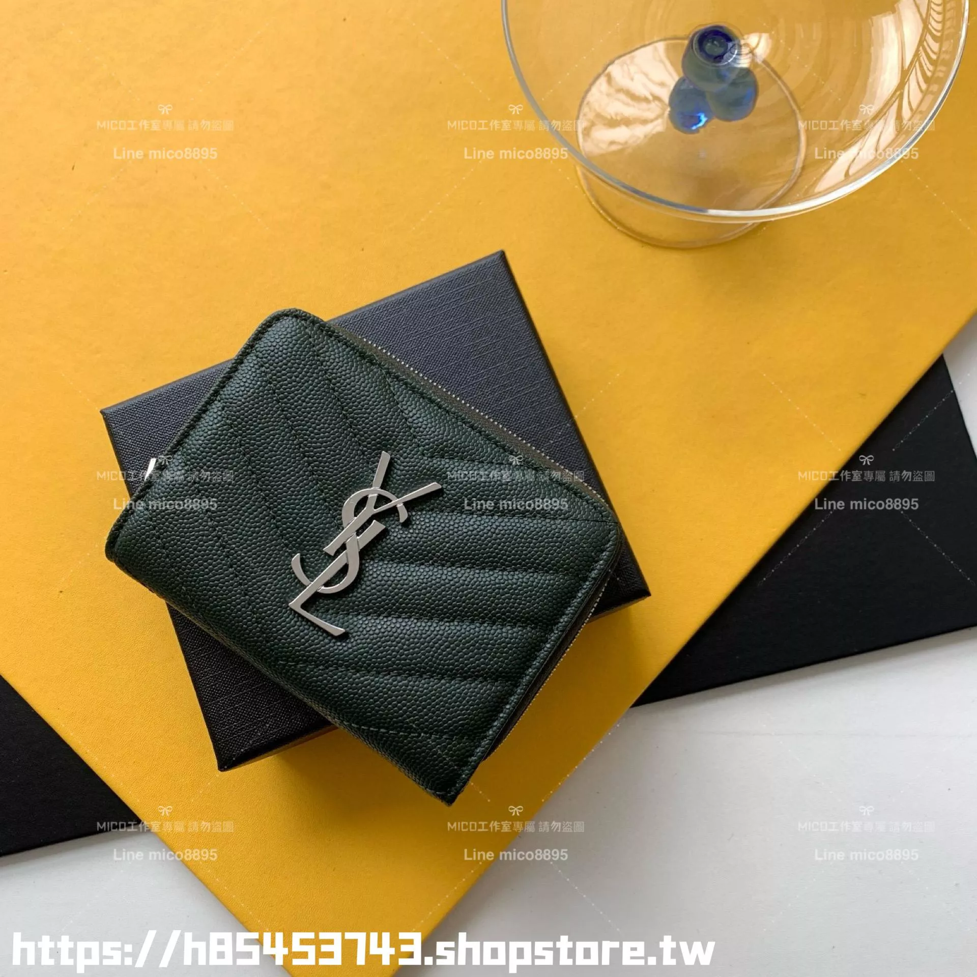 YSL Saint Laurent 墨綠色魚子醬牛皮/銀釦 LOGO粒面壓紋 山形紋對開短夾