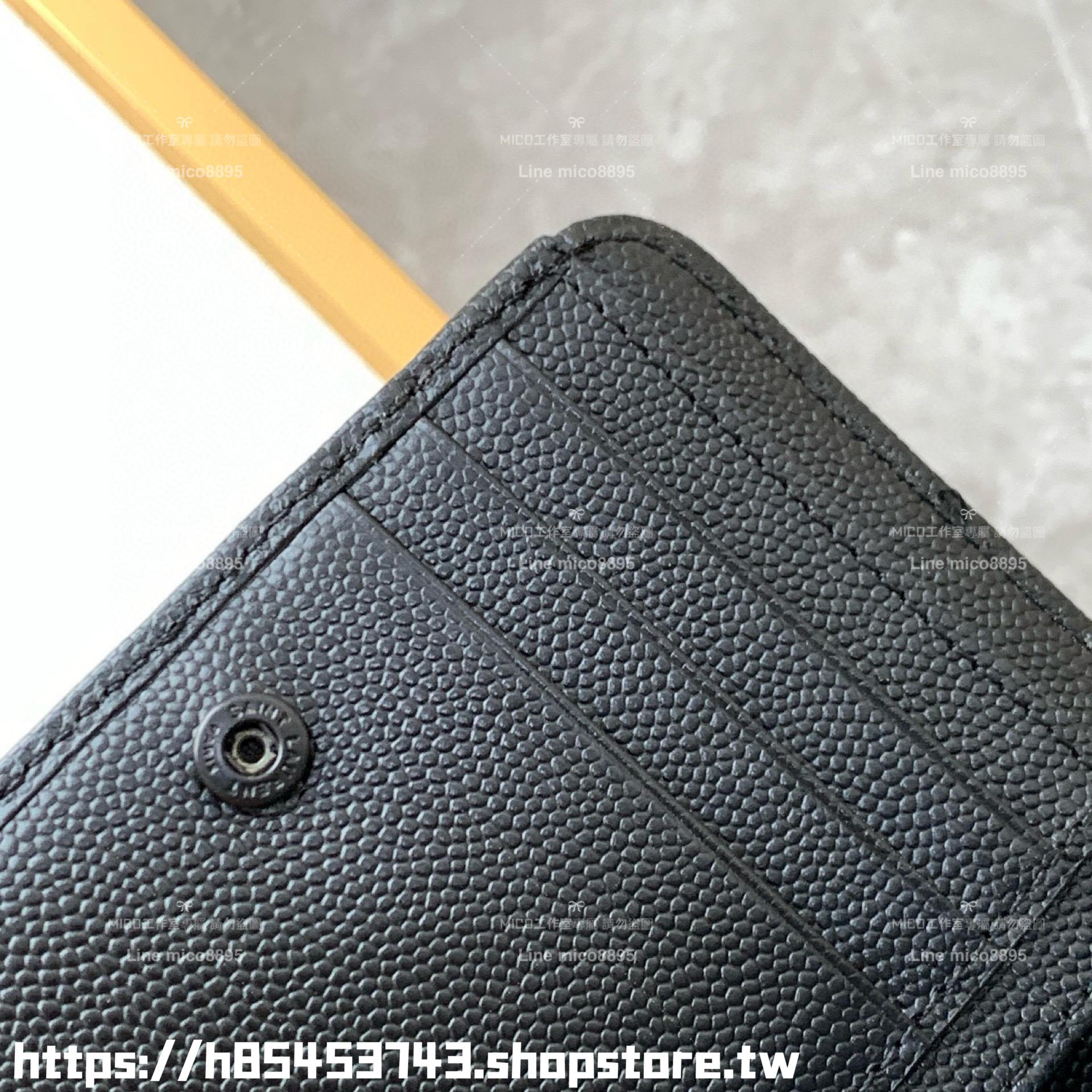 YSL Saint Laurent 黑色魚子醬牛皮/黑釦 LOGO粒面壓紋 山形紋對開短夾