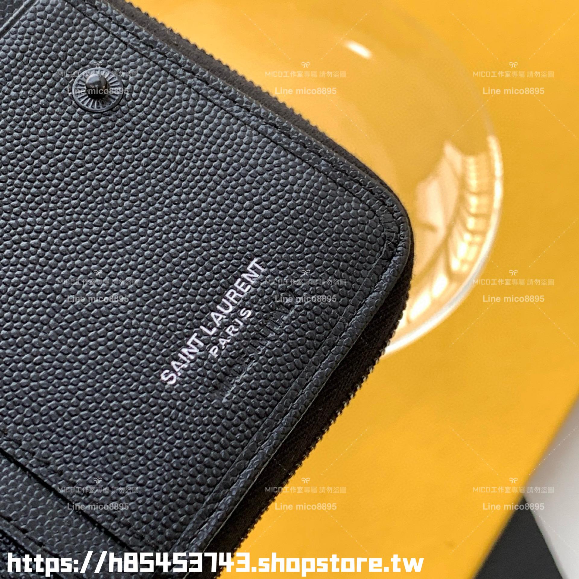 YSL Saint Laurent 黑色魚子醬牛皮/黑釦 LOGO粒面壓紋 山形紋對開短夾