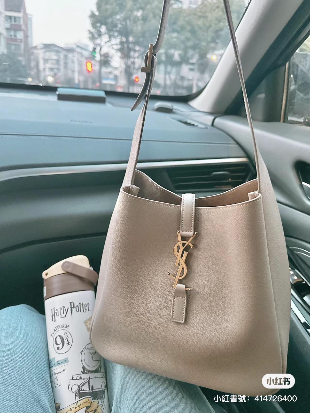 YSL 大款 奶茶色 LE 5 À 7滑面皮革柔軟大型手袋 HOBO肩背包 30cm