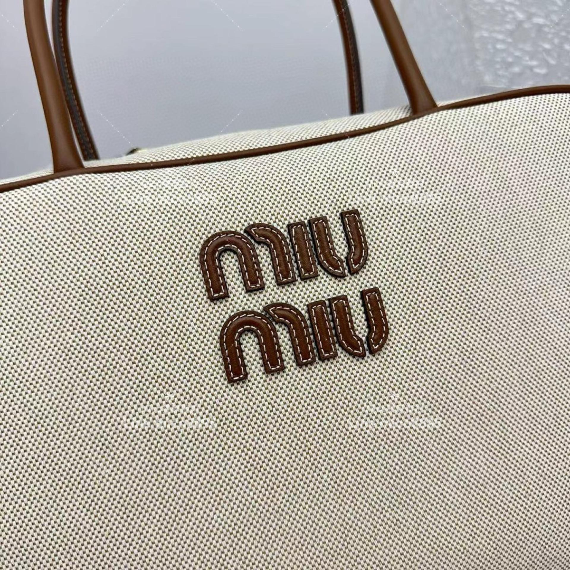 MiuMiu SS23新款 棕色帆布保齡球包Softy Padded 35cm