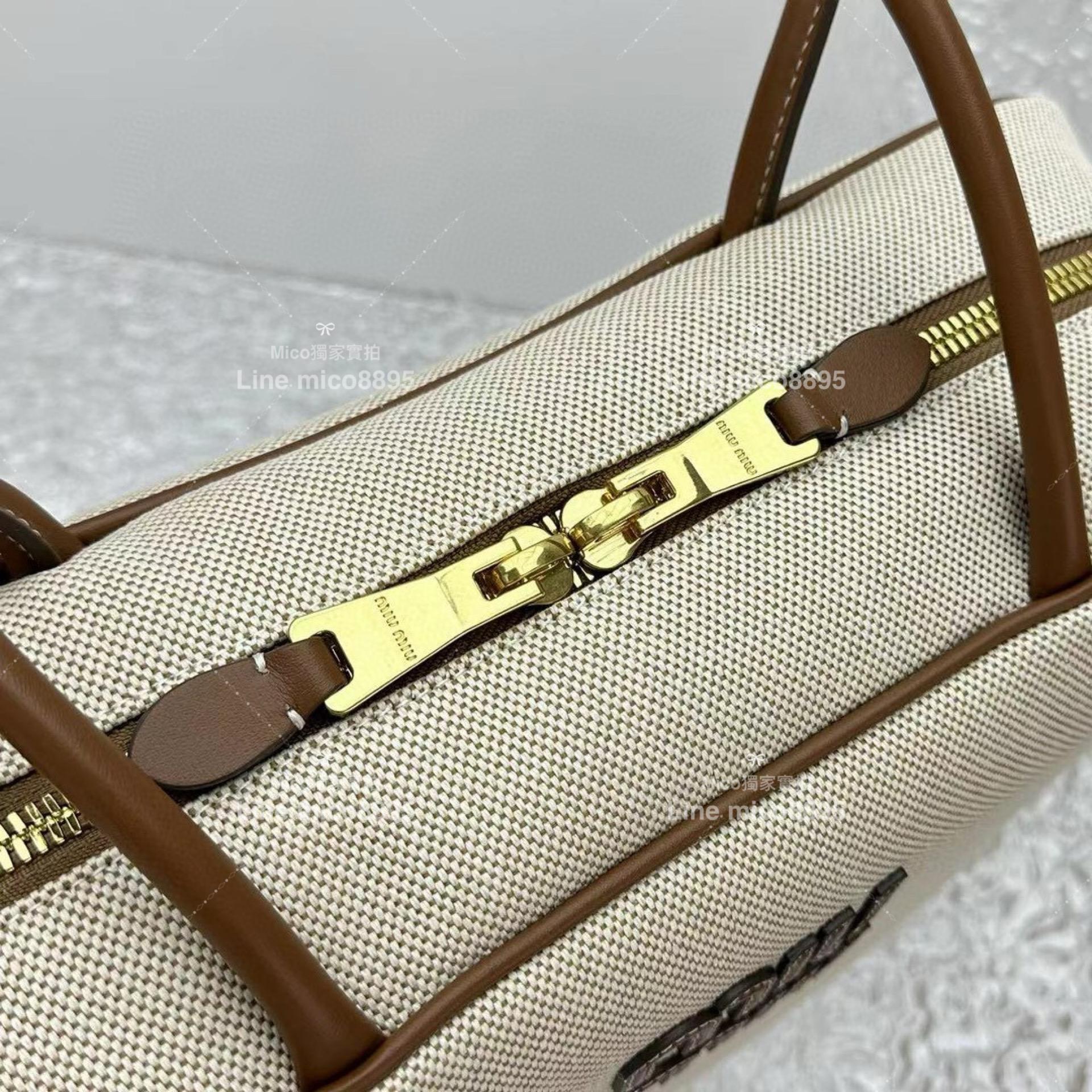 MiuMiu SS23新款 棕色帆布保齡球包Softy Padded 35cm