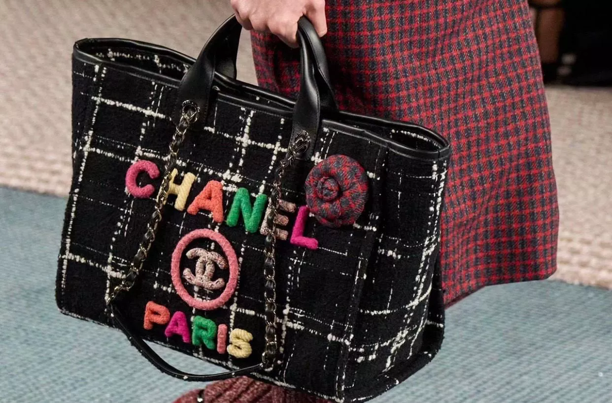 CHANEL 22K秋冬限定款 粗花呢材質糖果色字母手提肩背沙灘包 38cm (沙灘包體積較大不配盒）