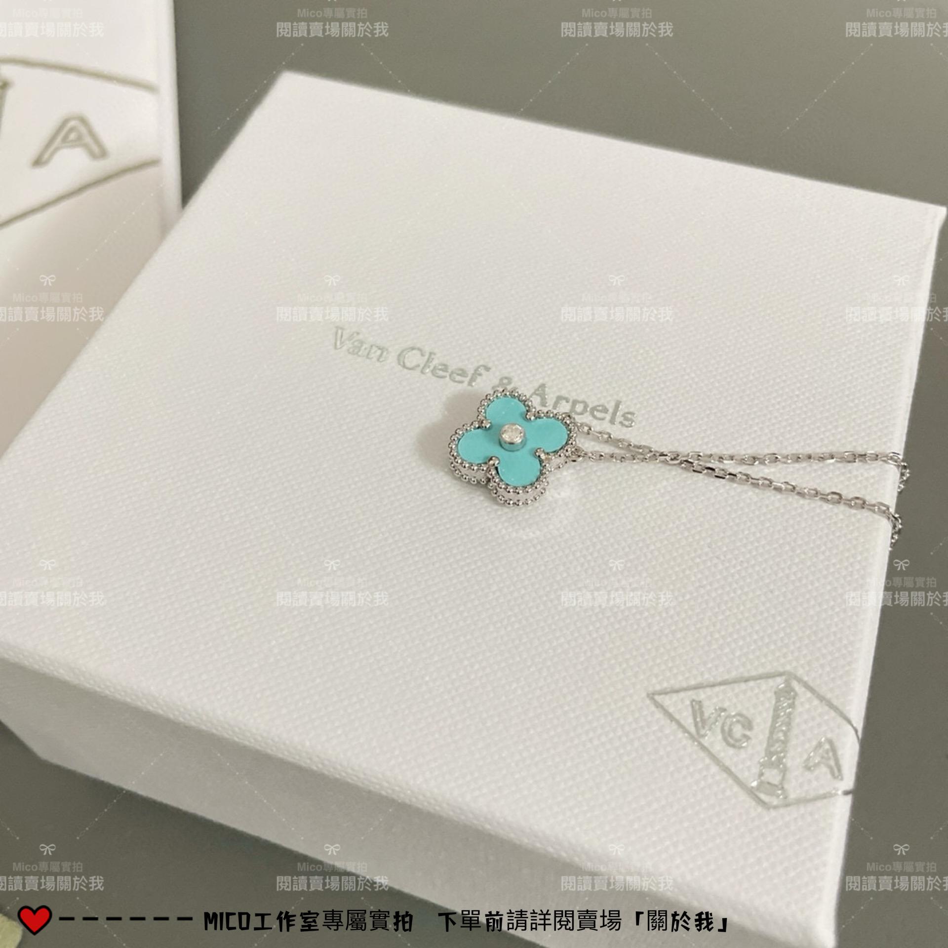 VCA Van Cleef & Arpels®梵克雅寶 22年聖誕限量版帶鑽四葉草項鍊 特定法國塞弗勒青瓷，搭配白金色