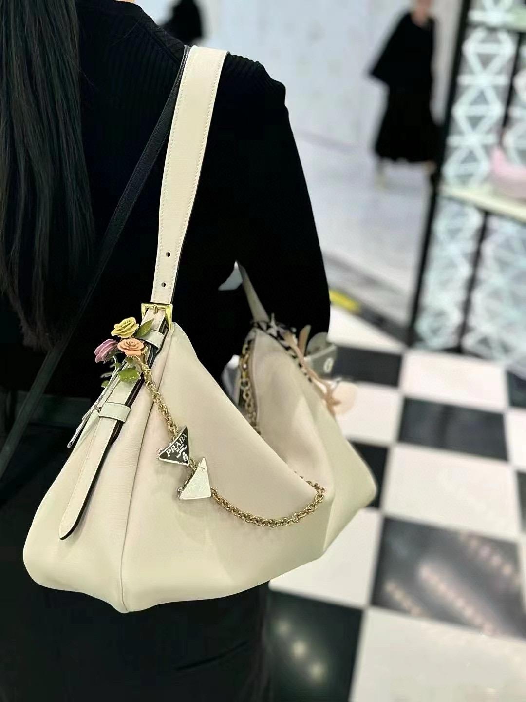 PRADA Aimee 白色小牛皮 大號皮革肩背袋 Hobo腋下包 極簡款 39cm