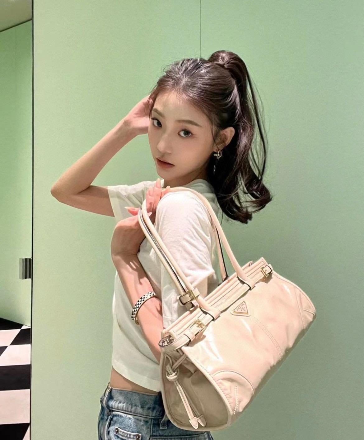 PRADA 長手把 淺杏色 油蠟皮/金色五金 SOFT LUX Bag 小號 32cm