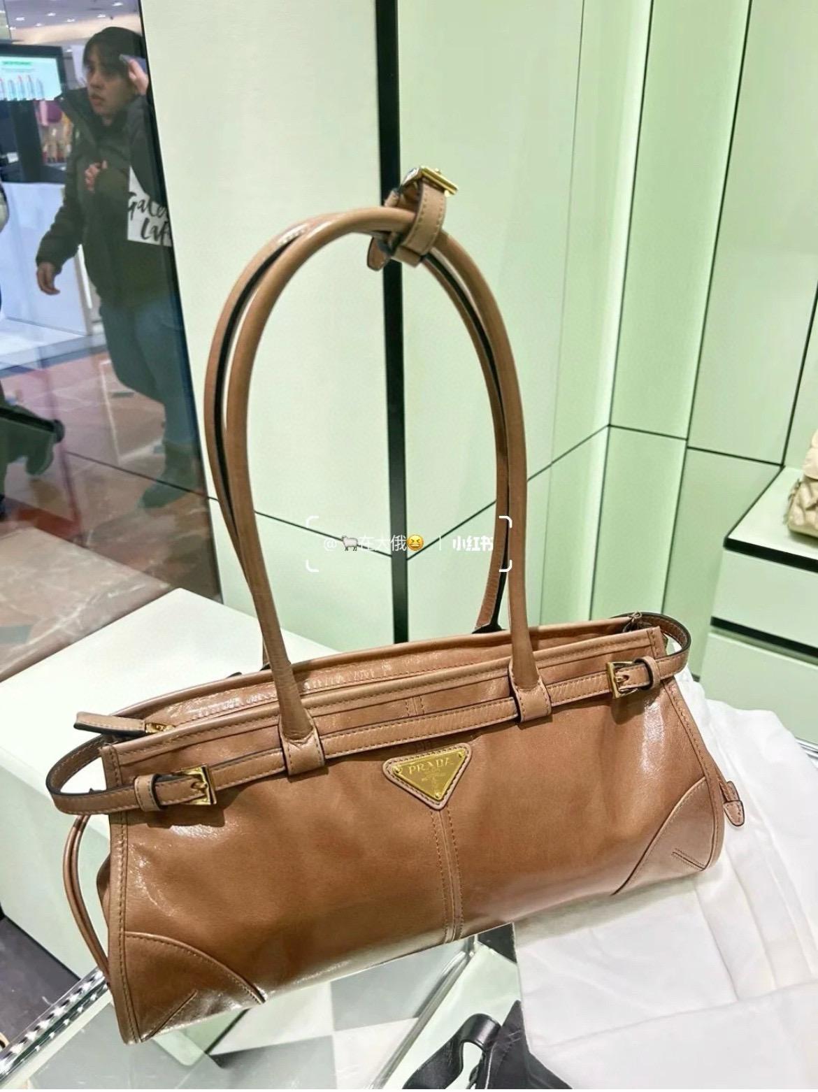 PRADA 長手把 棕色 油蠟皮/金色五金 SOFT LUX Bag 小號 32cm