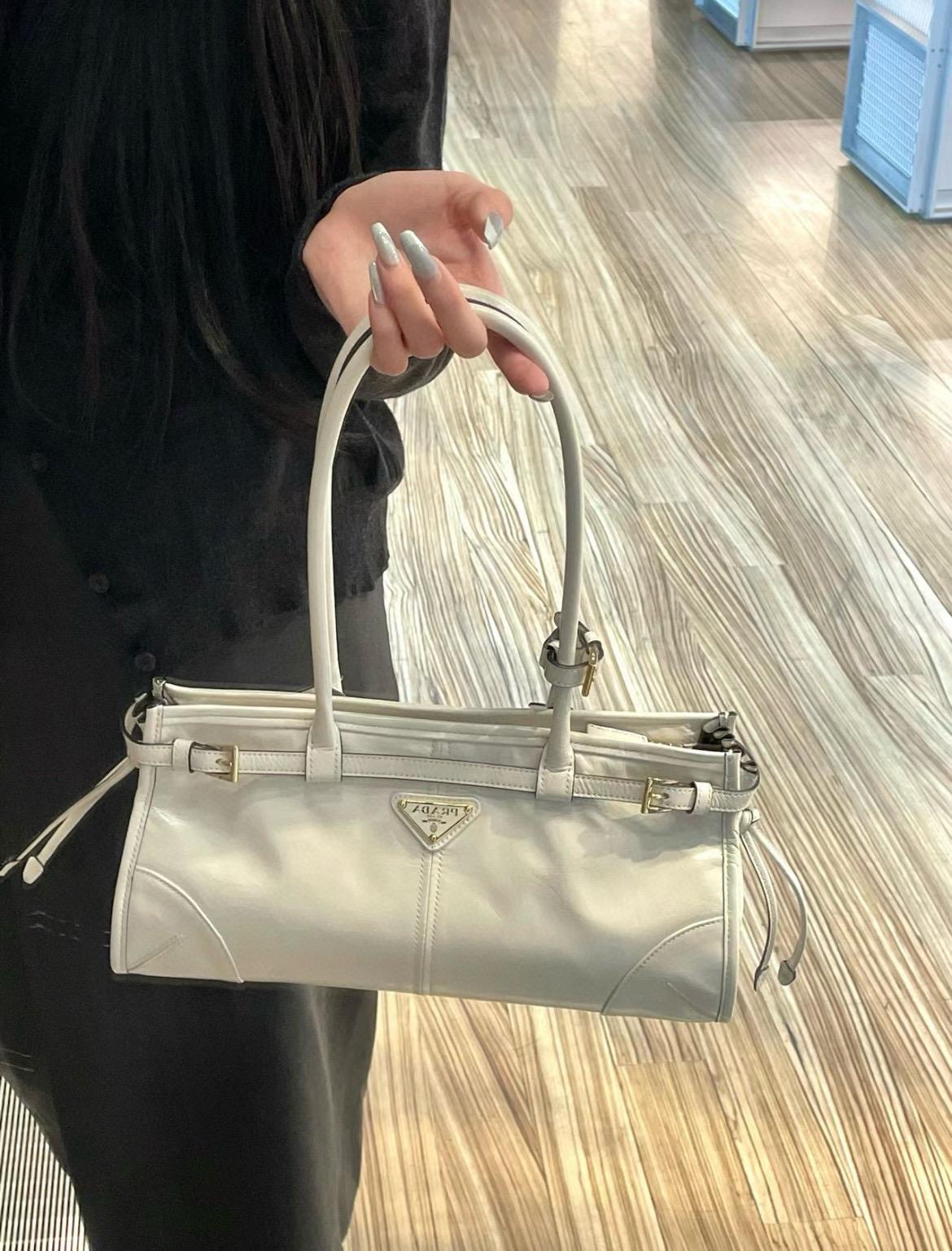 PRADA 長手把 奶油白 油蠟皮/金色五金 SOFT LUX Bag 小號 32cm