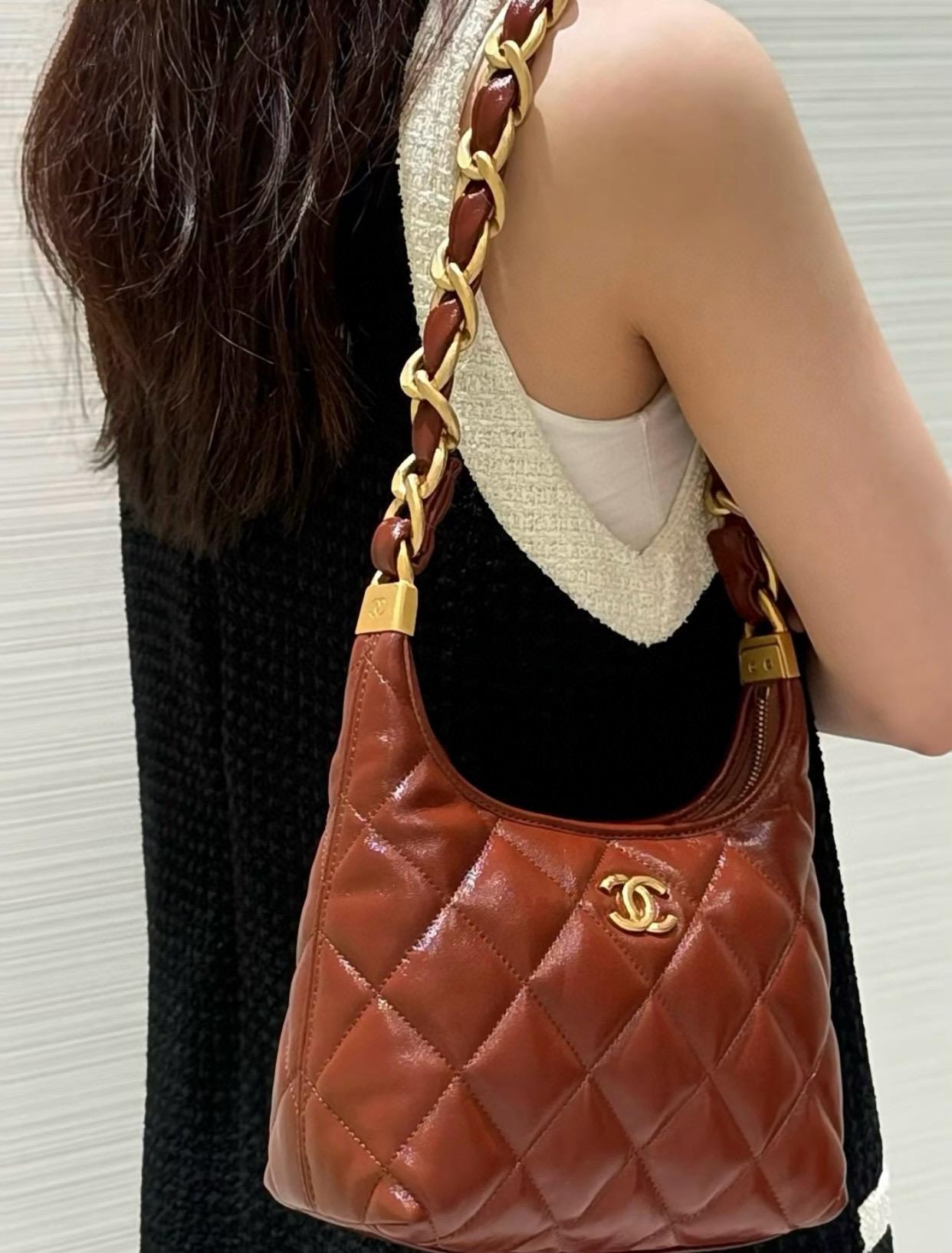 Chanel 香奈兒 24a手工坊系列 油蠟質感小羊皮 小號焦糖色 季節色 限量 Hobo肩背包 22.5cm