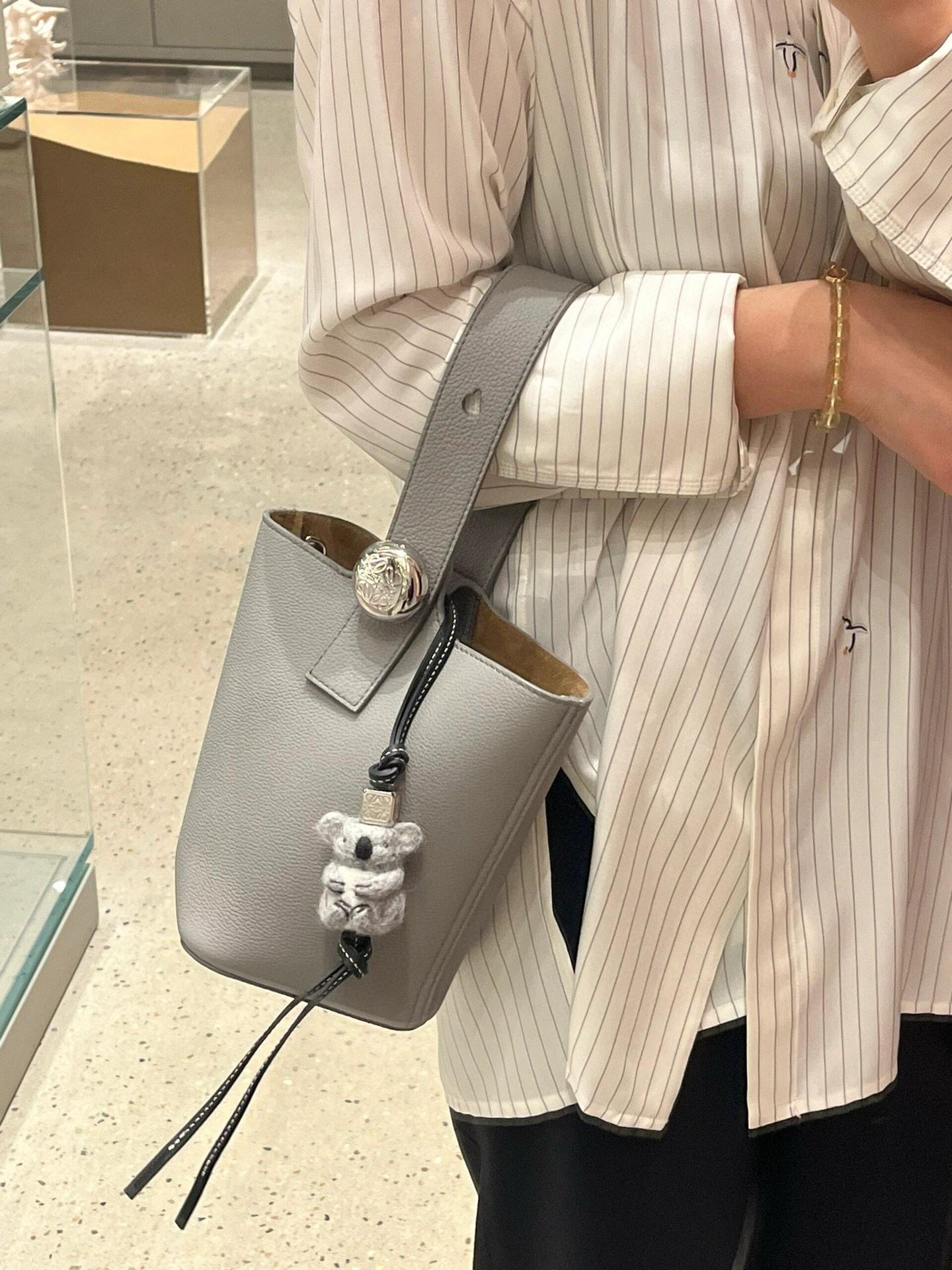 LOEWE 羅威 瀝青灰粒面牛皮 Pebble Mini Bucket Bag 水桶包 可斜挎手提 19.5cm