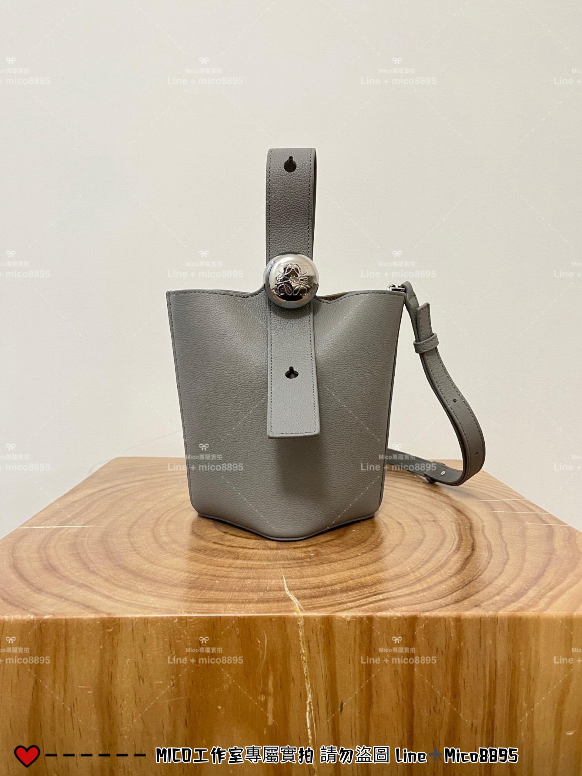 LOEWE 羅威 瀝青灰粒面牛皮 Pebble Mini Bucket Bag 水桶包 可斜挎手提 19.5cm