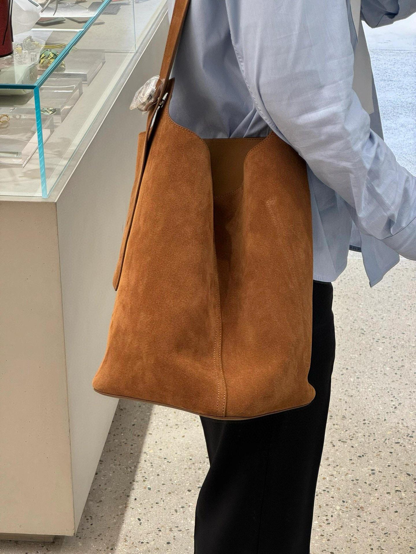 LOEWE 羅威 大號絨面牛革水桶包 煙草色 Pebble Bucket Bag 可斜挎手提 28cm