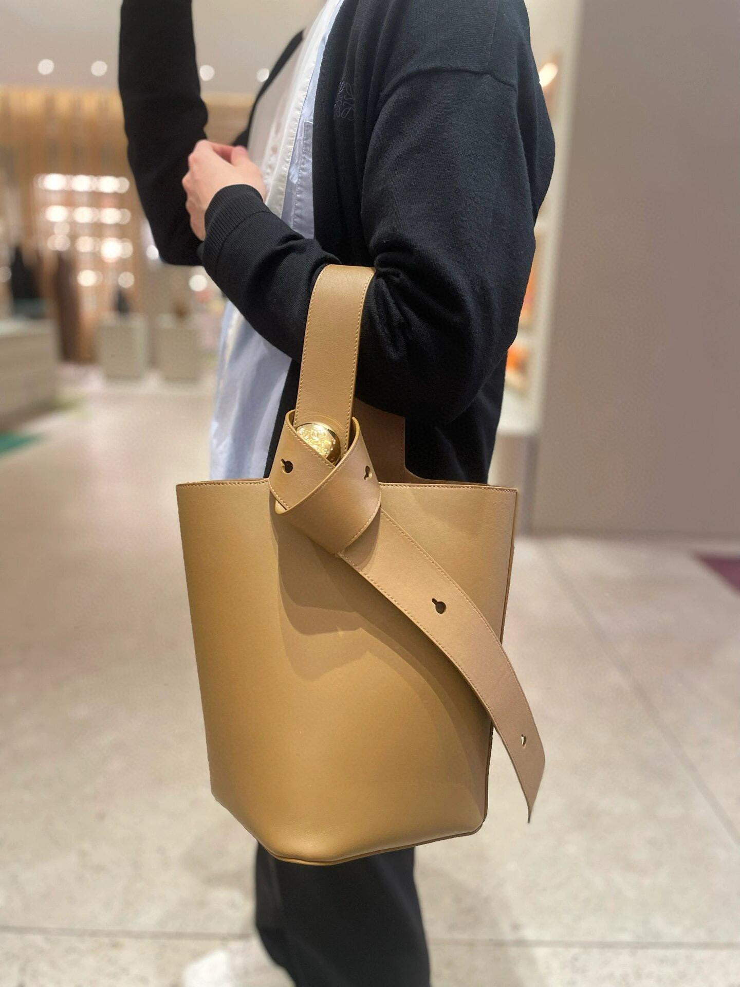 ｜LOEWE 羅威 橡木色 中號平紋牛皮水桶包 Medium Pebble Bucket Bag 可斜挎手提 高28CM~寬24CM~23CM