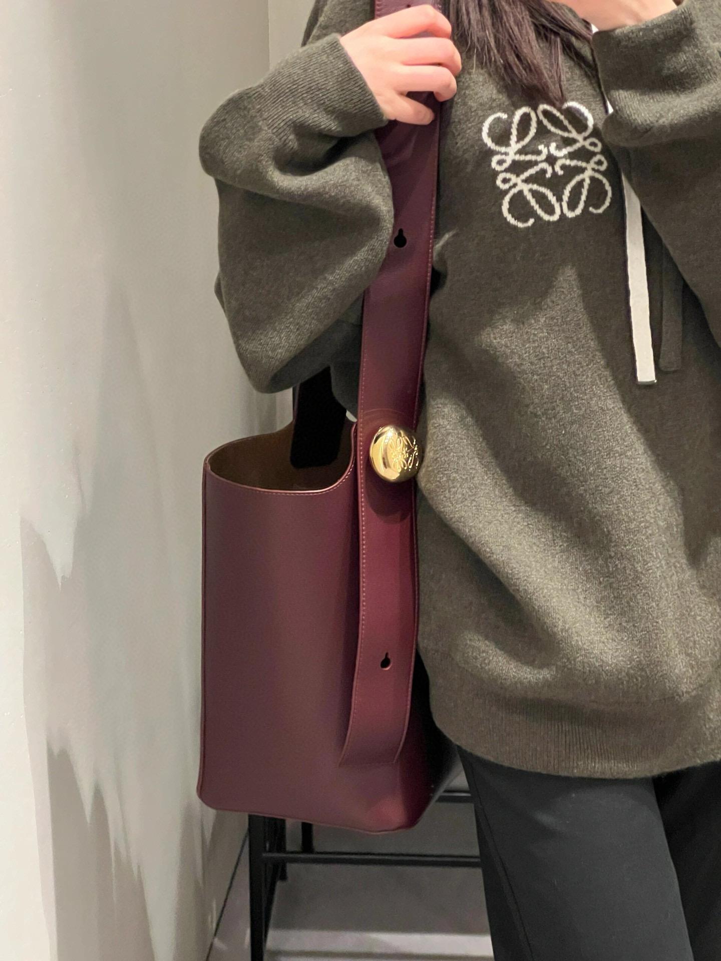 ｜LOEWE 羅威 酒紅色 中號平紋牛皮水桶包 Medium Pebble Bucket Bag 可斜挎手提 高28CM~寬24CM~23CM