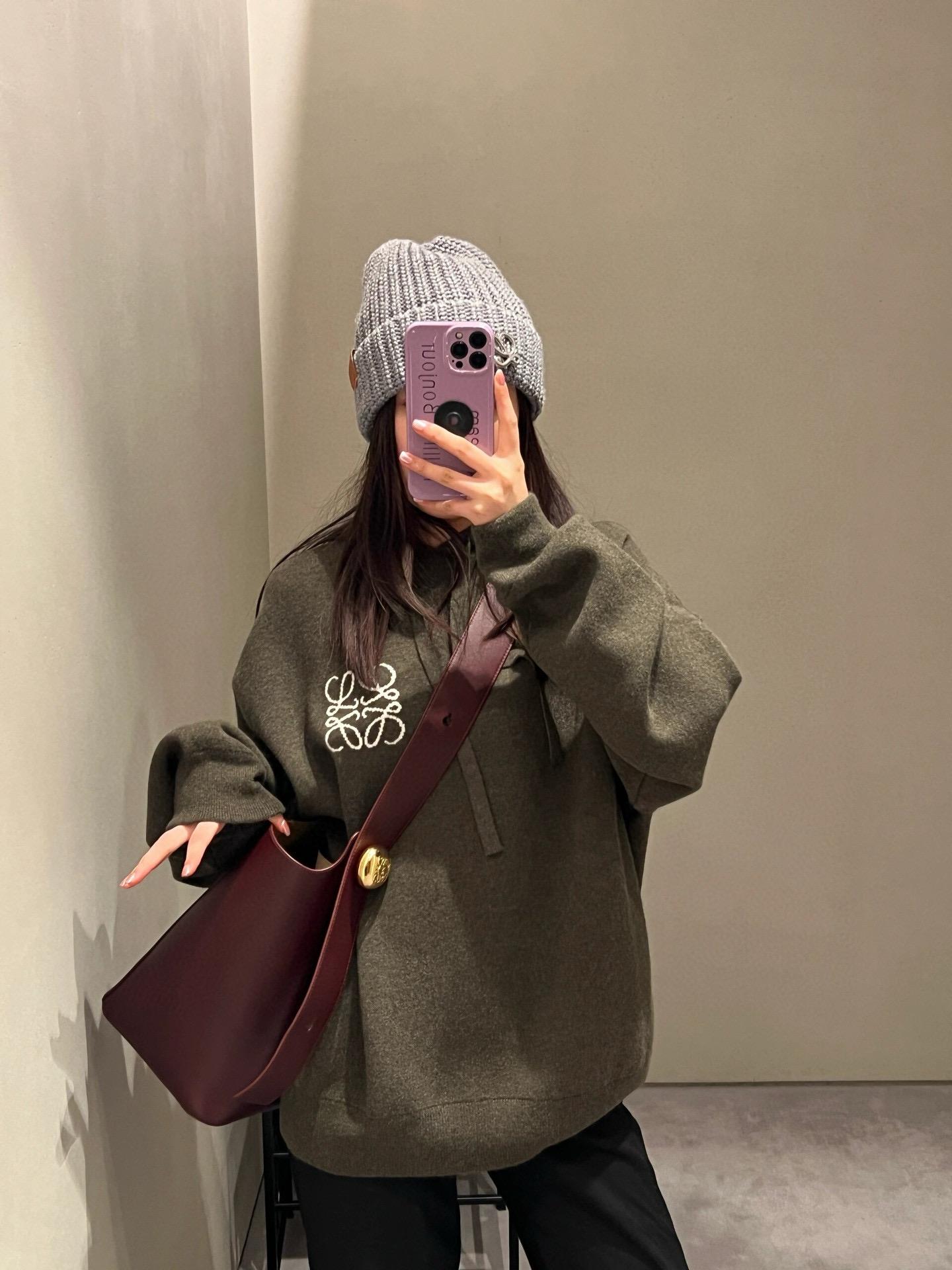 ｜LOEWE 羅威 酒紅色 中號平紋牛皮水桶包 Medium Pebble Bucket Bag 可斜挎手提 高28CM~寬24CM~23CM