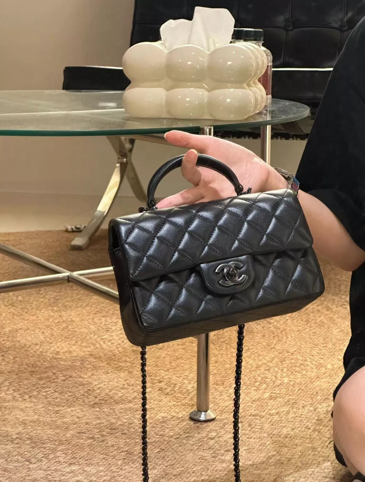 CHANEL｜So Black系列 24a手柄CF手提斜跨包 miniCF手提包 20cm/羊皮/黑釦/黑鏈