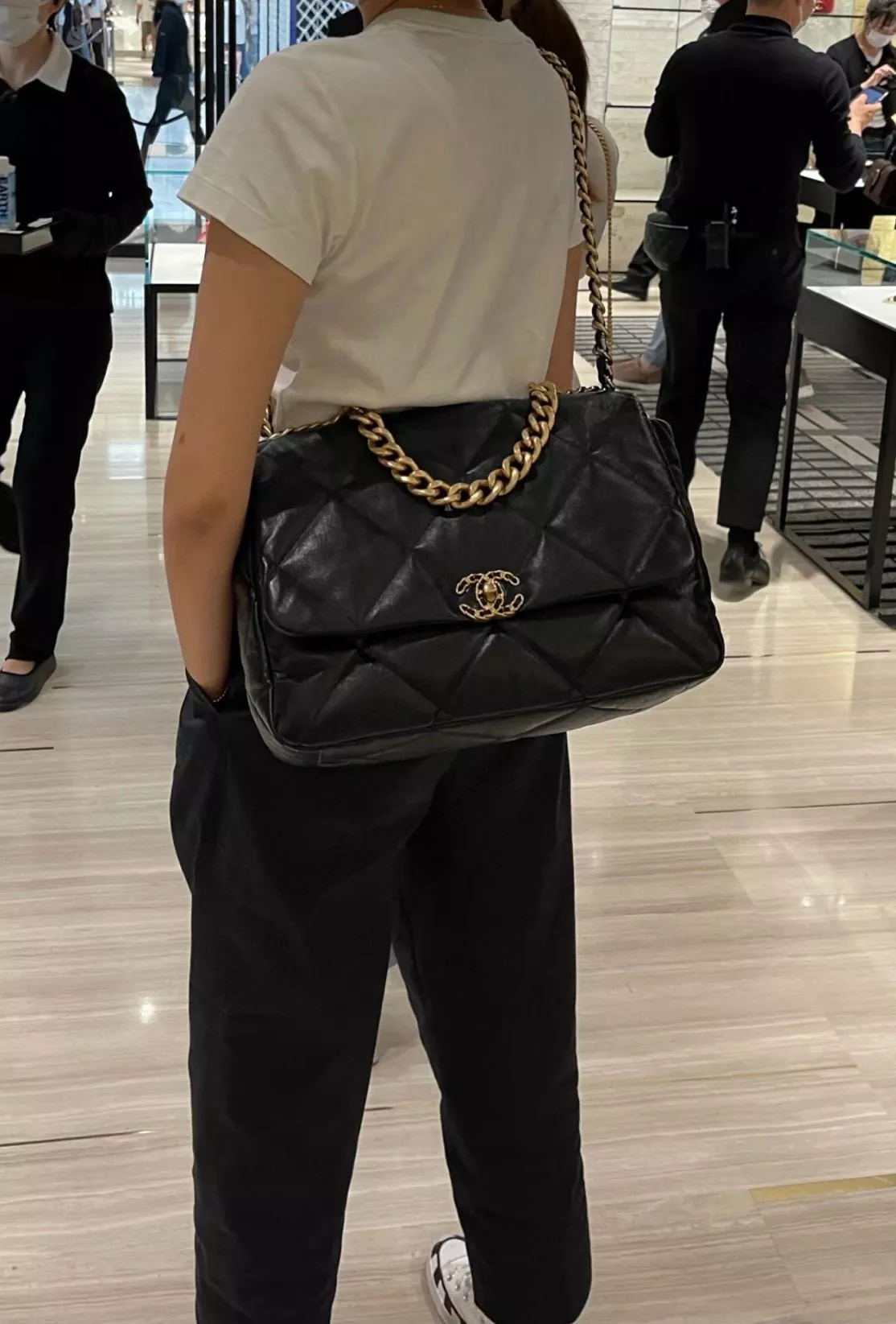 CHANEL｜經典黑色 山羊皮/大號 Max 36cm 19Bag 19包 枕頭包