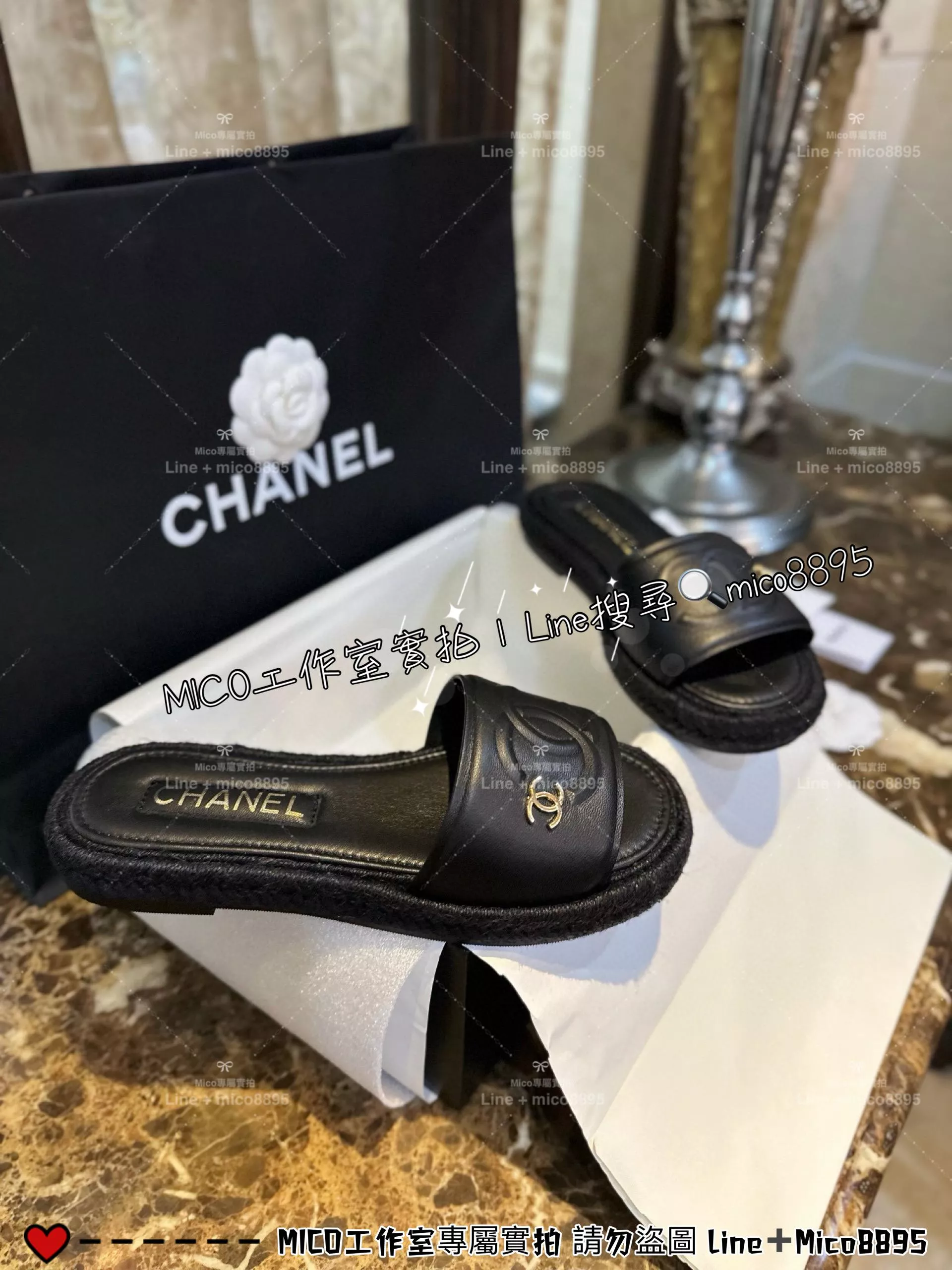 CHANEL｜24p 羊皮鞋面貼合3D立體大logo限量版黑金草編拖鞋 35-40