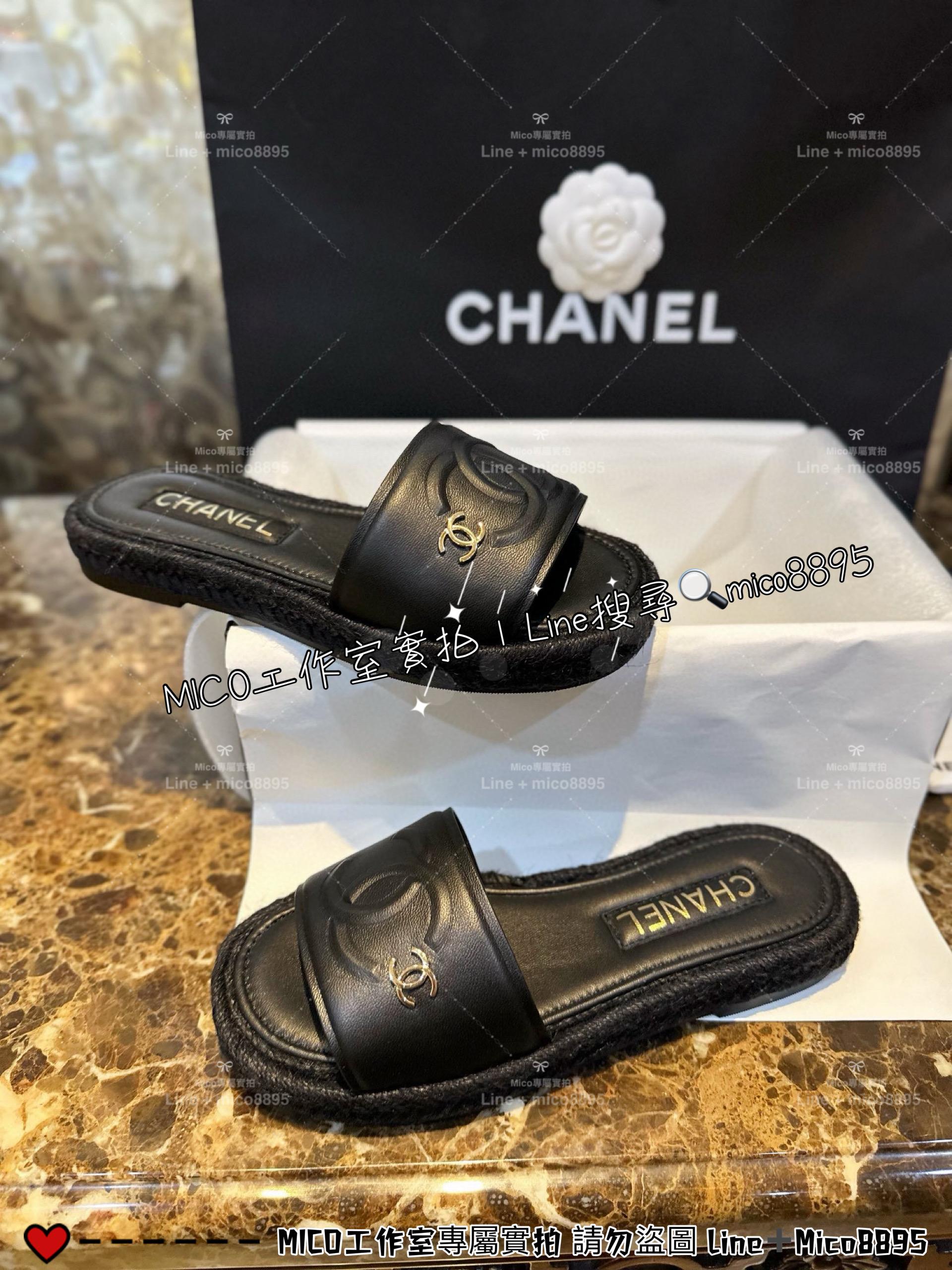 CHANEL｜24p 羊皮鞋面貼合3D立體大logo限量版黑金草編拖鞋 35-40