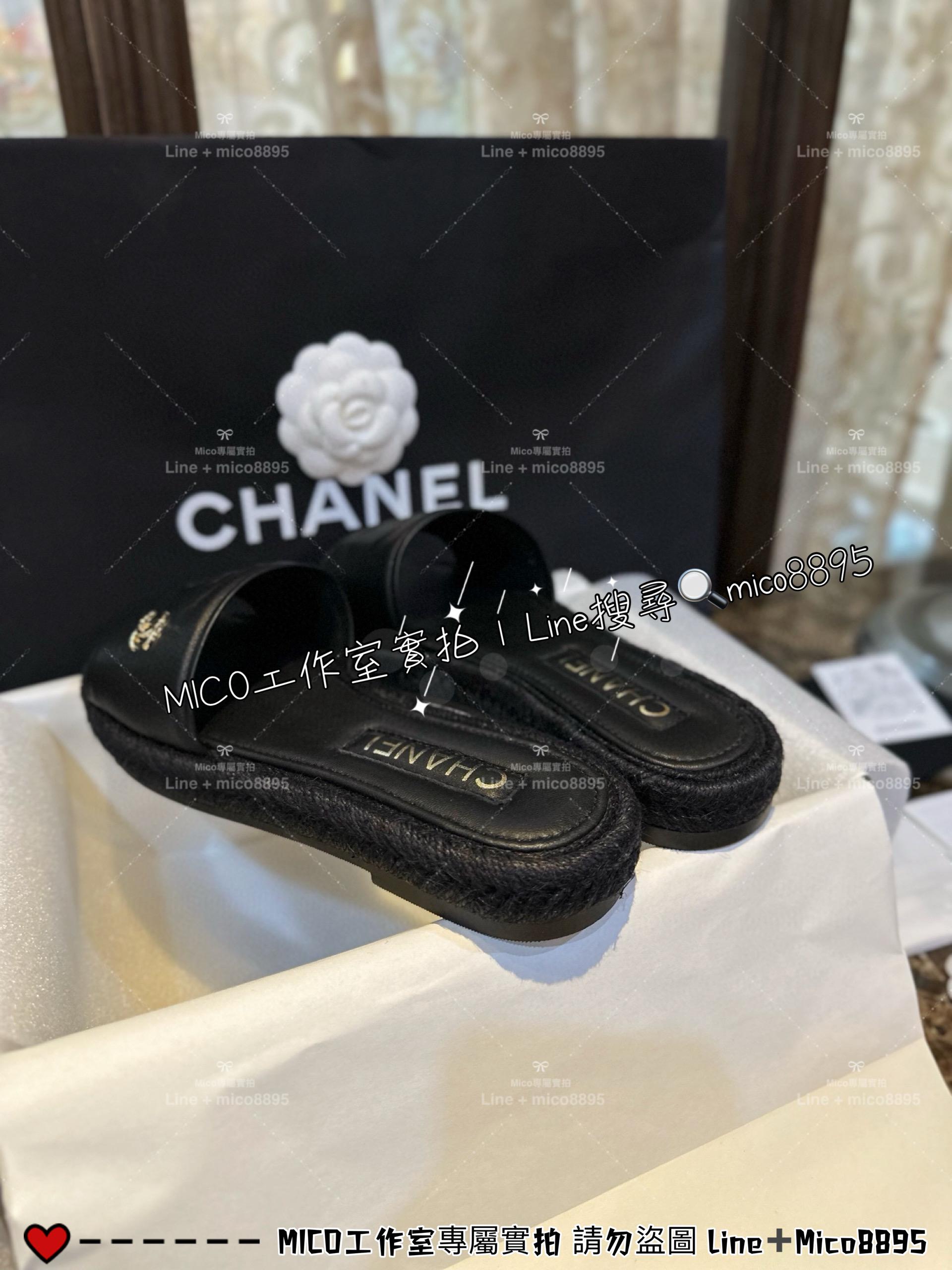 CHANEL｜24p 羊皮鞋面貼合3D立體大logo限量版黑金草編拖鞋 35-40