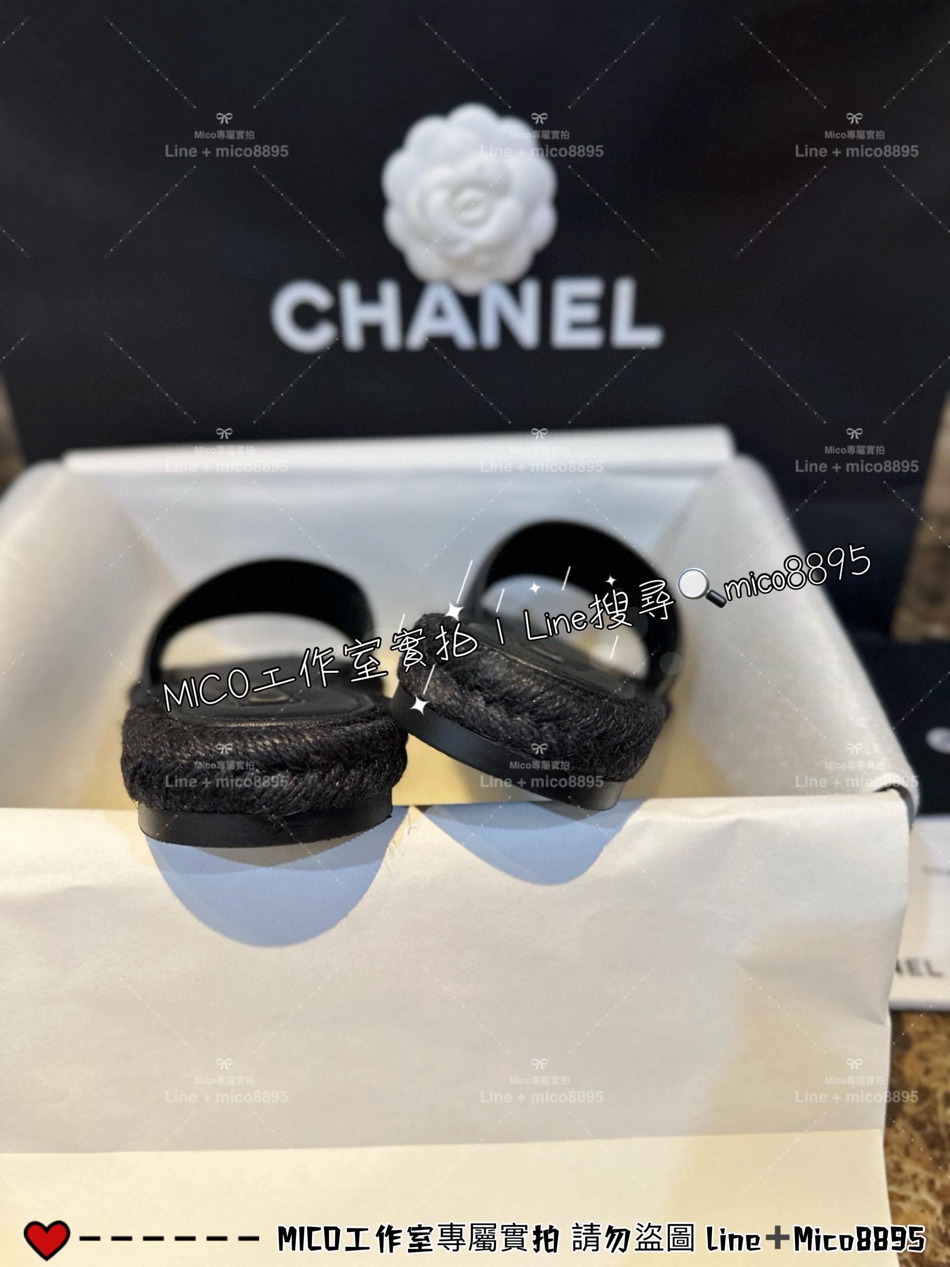 CHANEL｜24p 羊皮鞋面貼合3D立體大logo限量版黑金草編拖鞋 35-40