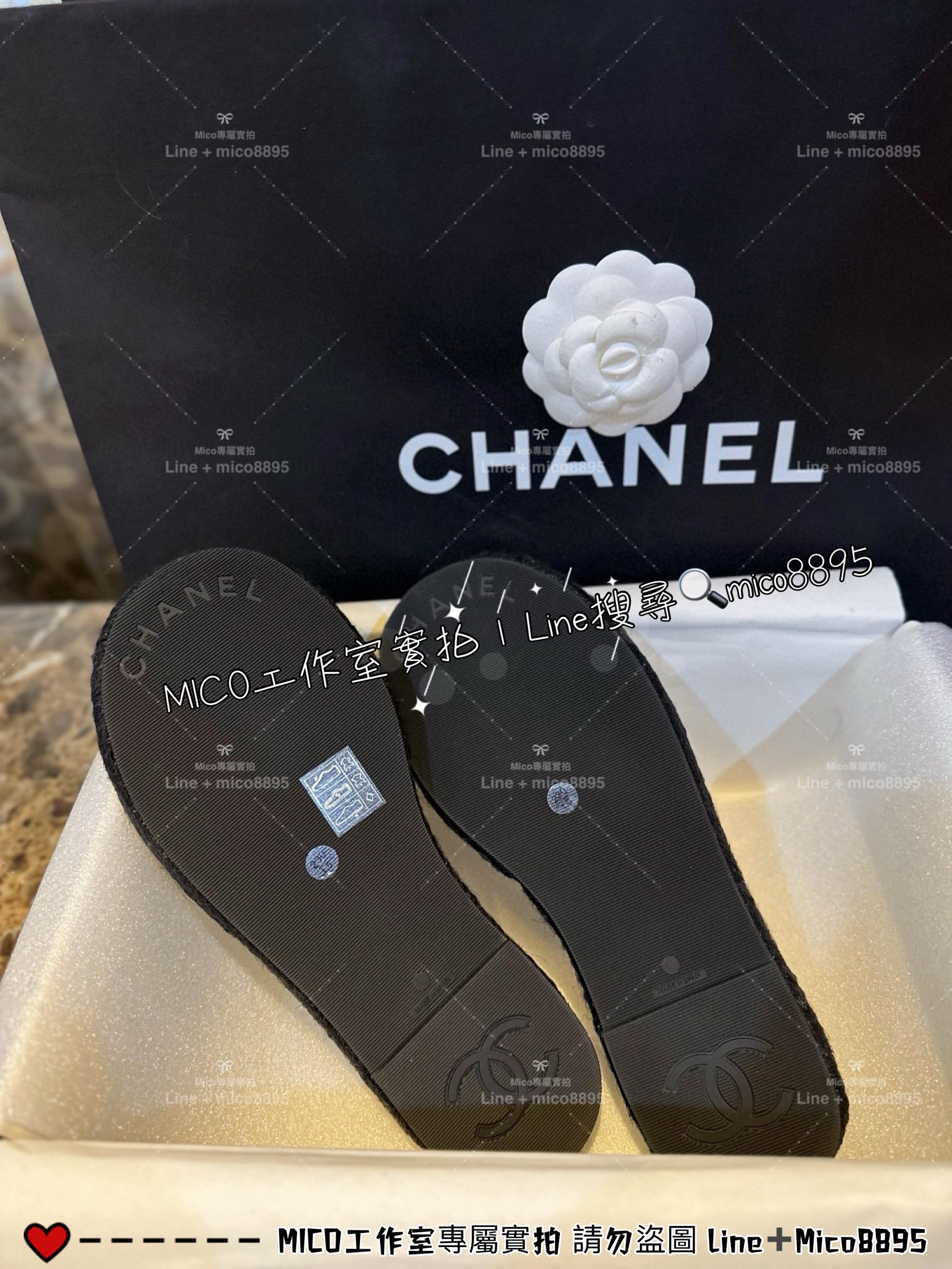 CHANEL｜24p 羊皮鞋面貼合3D立體大logo限量版黑金草編拖鞋 35-40