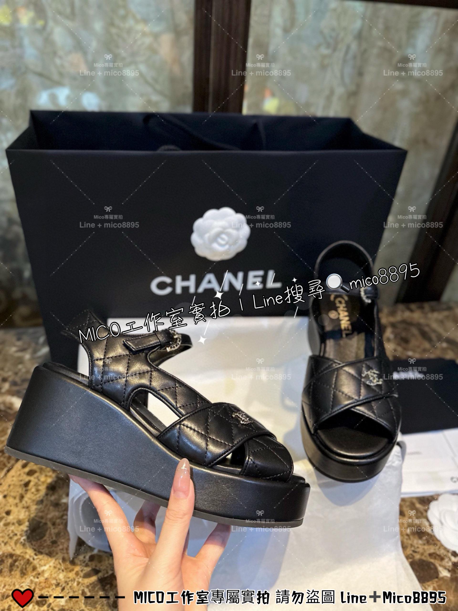 CHANEL｜23A 全羊皮 黑色厚底楔型涼鞋 露趾涼鞋/松糕鞋 7.5cm 35-40