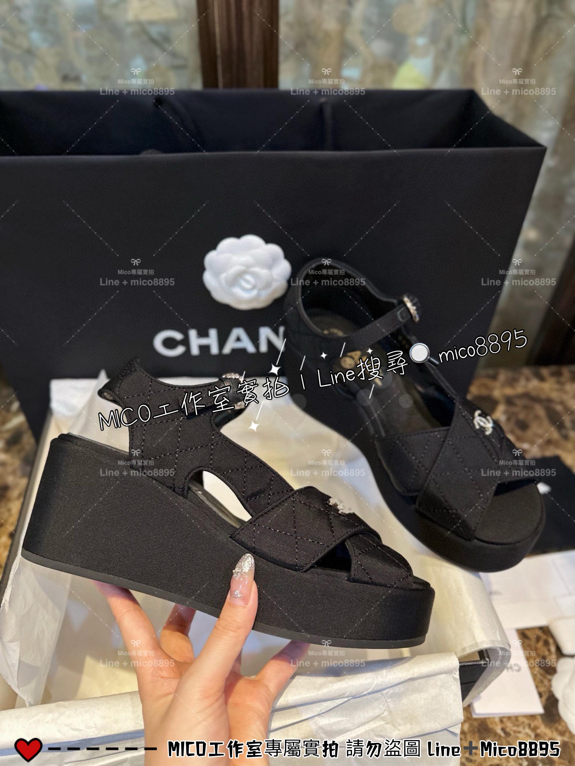 CHANEL｜23A 明星同款 羅緞材質黑色厚底楔型涼鞋 露趾涼鞋/松糕鞋 7.5cm 35-40