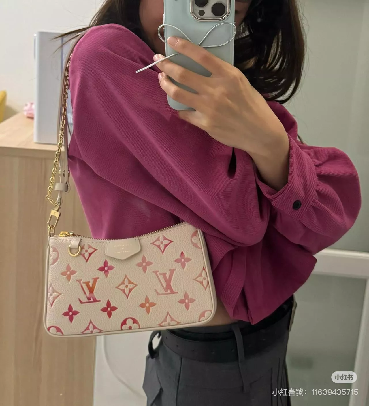 LV 24s限定款 m83448 草莓牛奶 全皮壓紋麻將包 Easy Pouch On Strap 手袋 三合一包 19cm